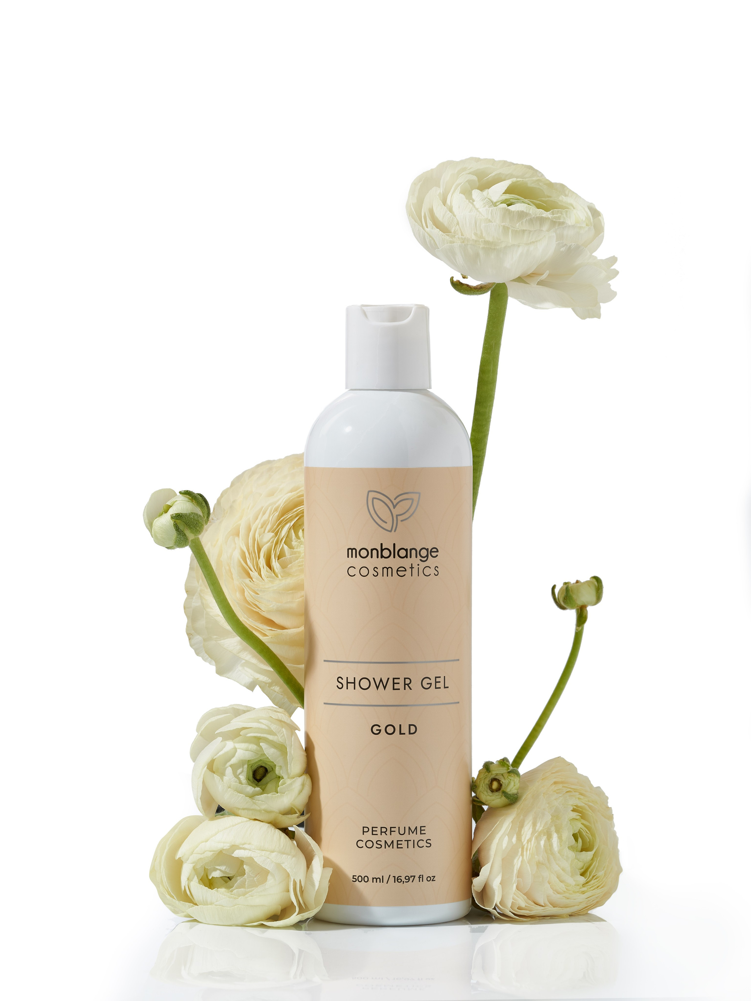 Гель для душа стоит в окружении белых цветов