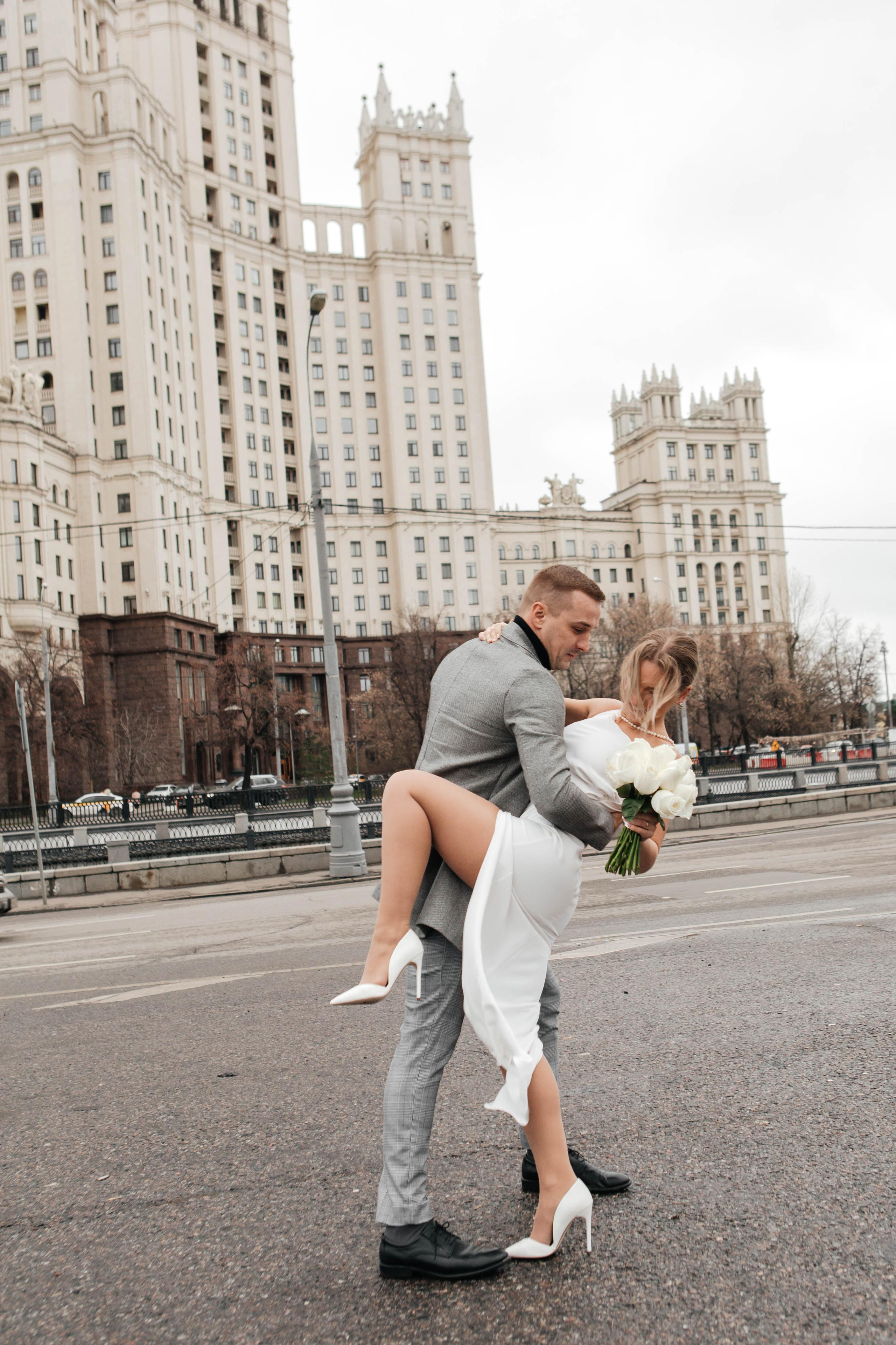 Свадьба на двоих на Таганке у Сталинской высотки. Фотосессия в Москве. Фотограф Валерия Горбунова Подольск Бутово Видное Щербинка