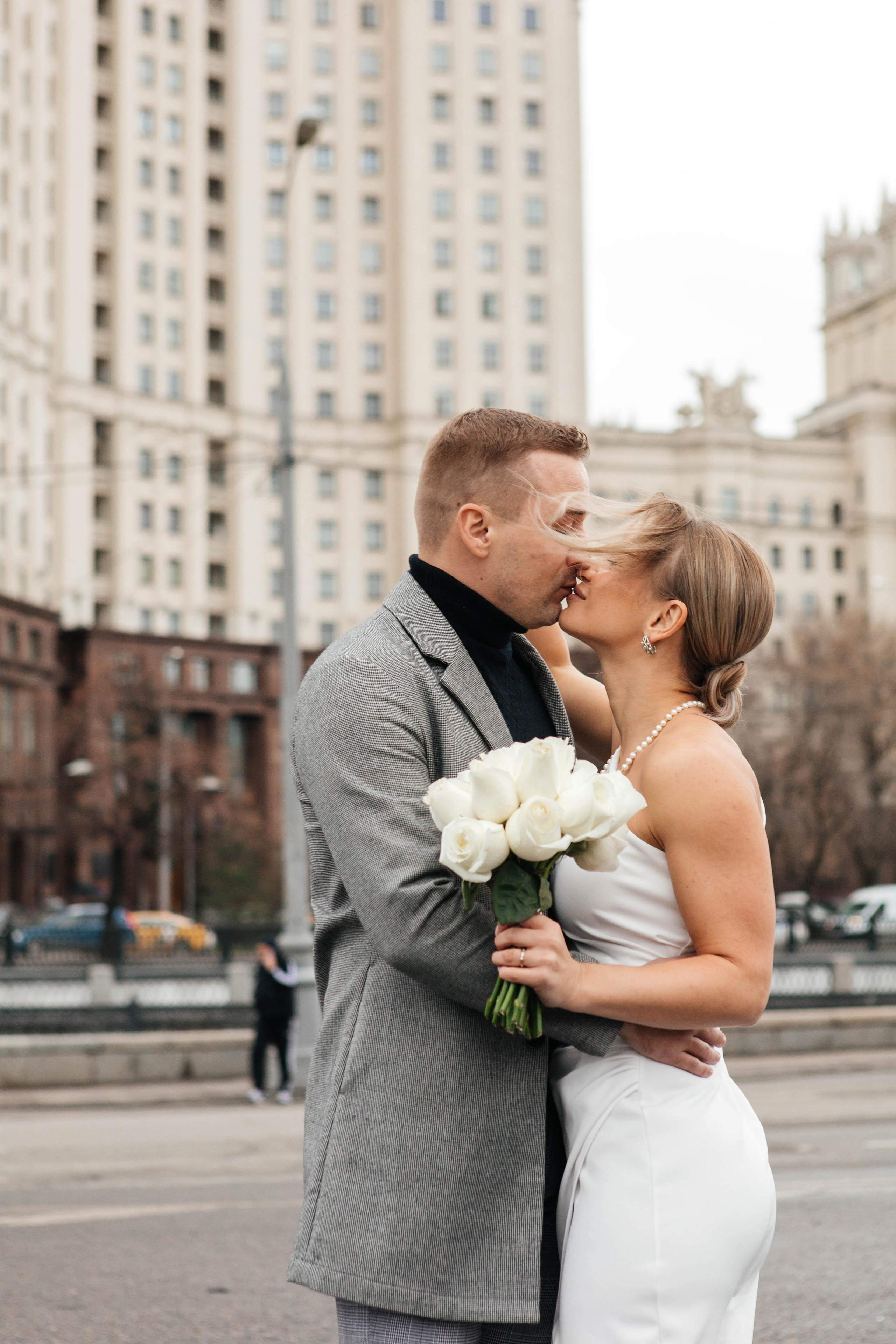 Свадьба на двоих на Таганке у Сталинской высотки. Фотосессия в Москве. Фотограф Валерия Горбунова Подольск Бутово Видное Щербинка