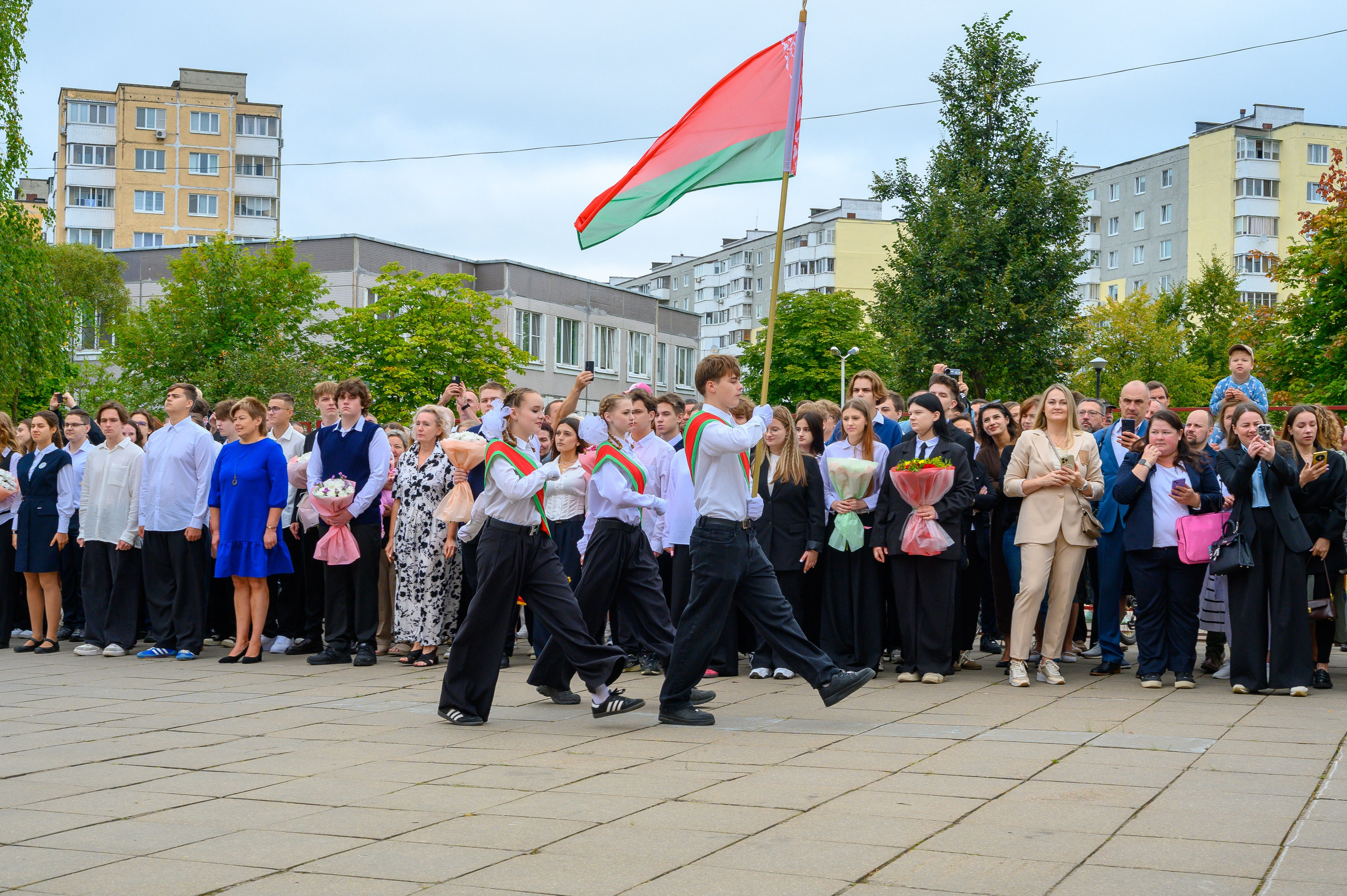 Вот звучит первый звонок, перед этим долгое приготовление к новому этапу в жизни, Яромир идет в школу. Фотоуслуги, услуги фотографа, фотографирование важных событий
