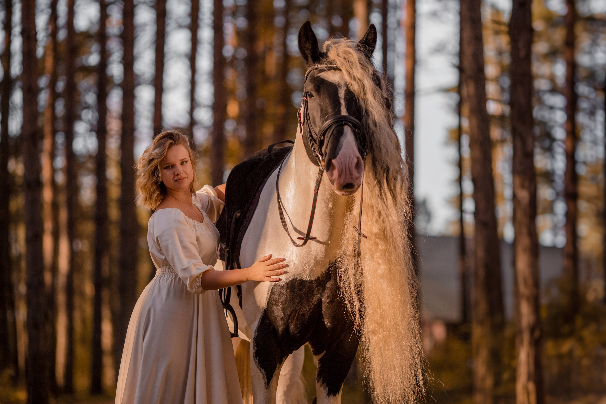 Фотосессия в белом платье в сосновом бору