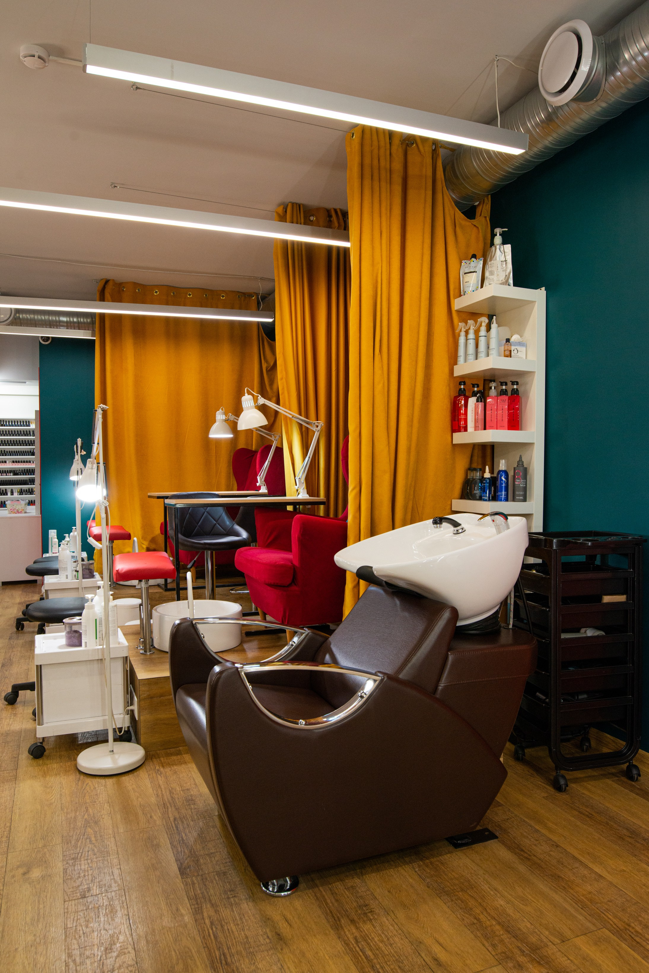 Интерьерная фотосъёмка салонов красоты Force Majeure. Репортажный и персональный фотограф в Москве
