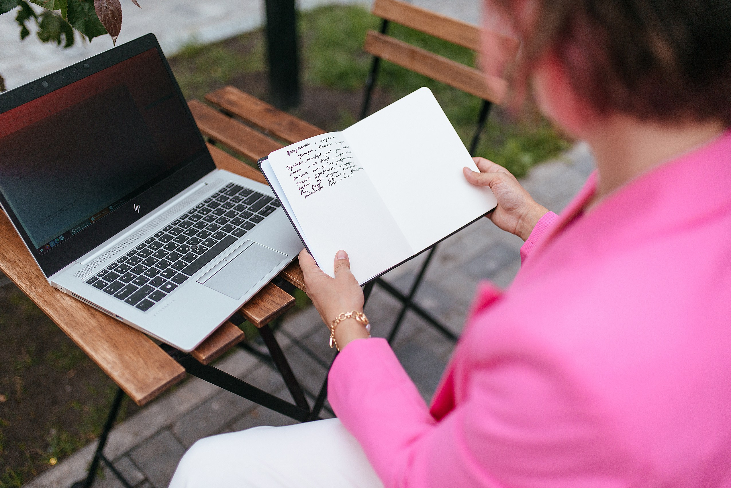 Уличная контент фотосессия для инстаграм дизайнера. Контент фотограф Дарья Едапина Новосибирск. Фотограф Дарья Едапина Новосибирск