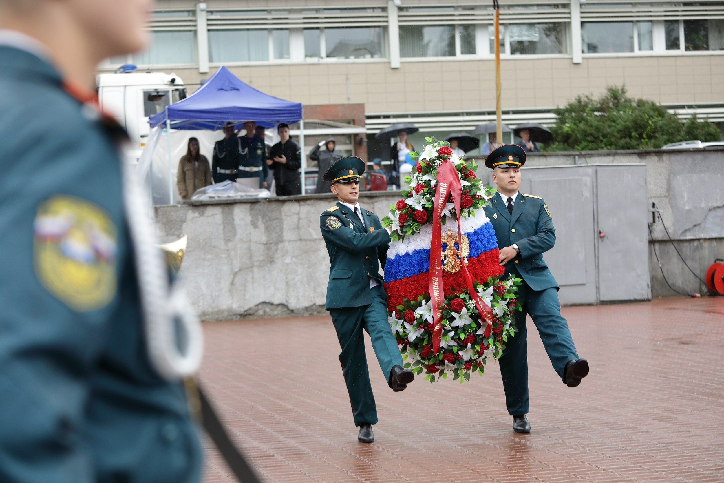 Выпуск Уральского института ГПС МЧС России вынос венка