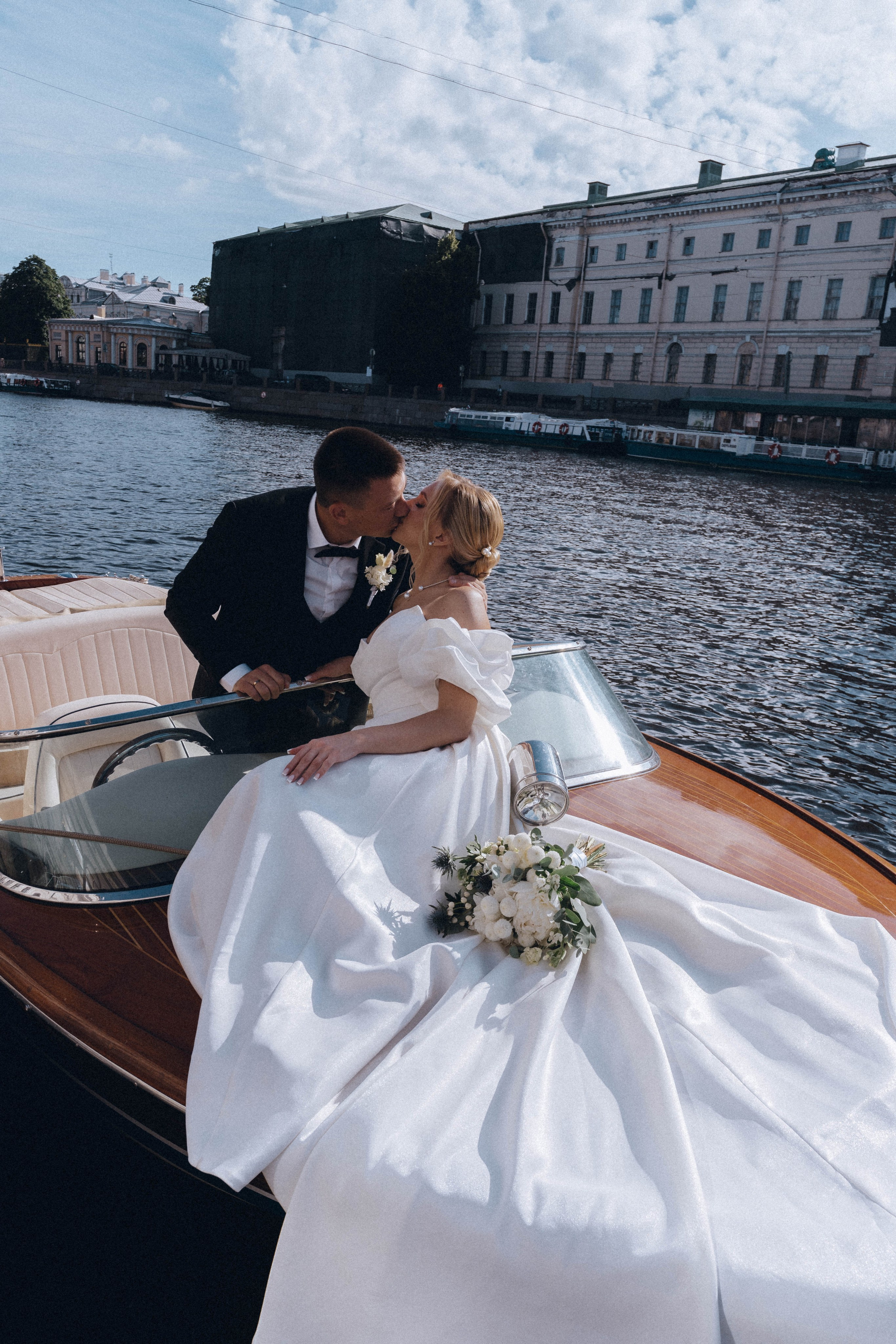 СВАДЕНБНАЯ СЬЕМКА НА КАТЕРЕ ПО КАНАЛАМ САНКТ-ПЕТЕРБУРГА И В АКВАТОРИИ НЕВЫ. Профессиональный фотограф, Санкт-Петербург — Виктория Богомолова