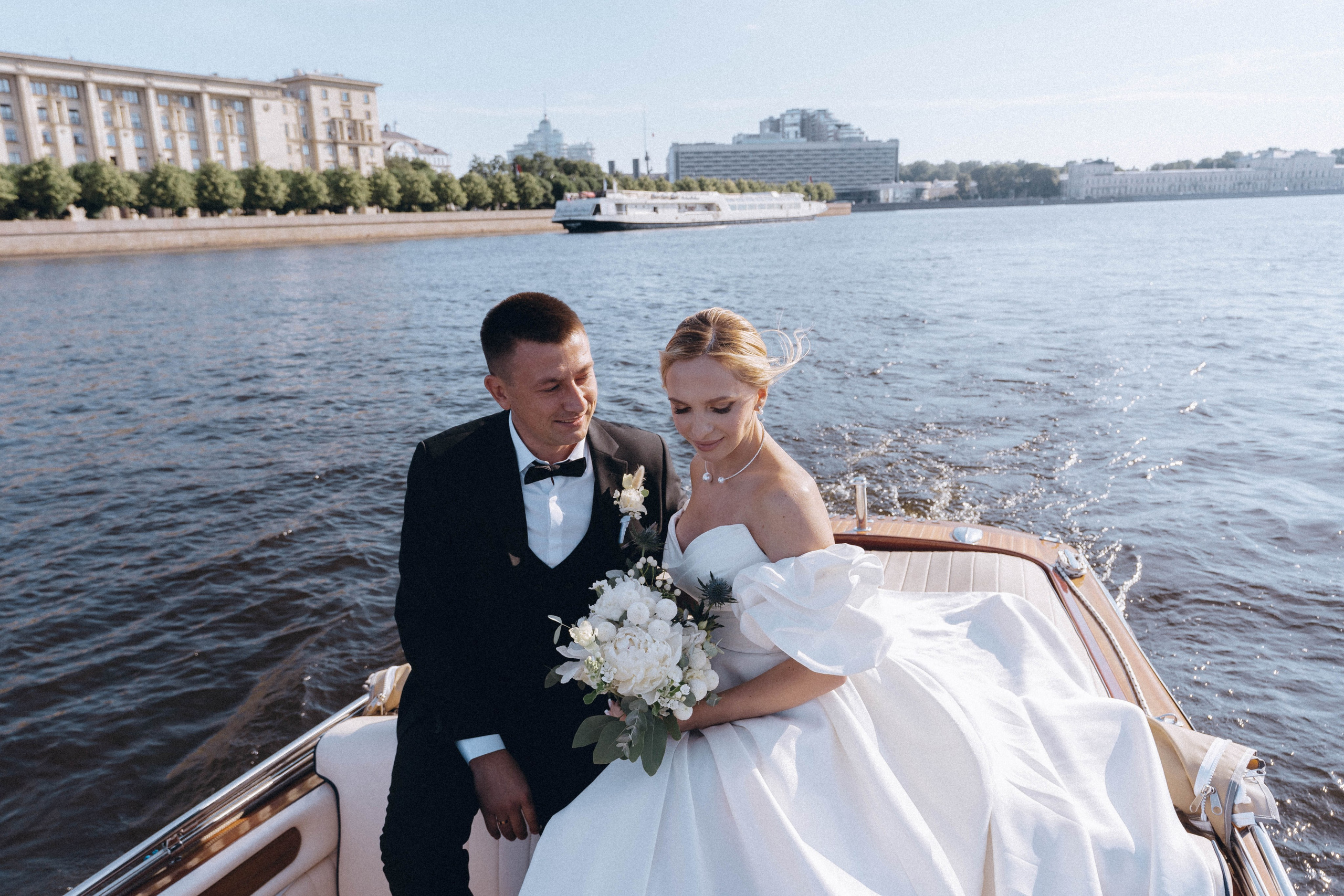 СВАДЕНБНАЯ СЬЕМКА НА КАТЕРЕ ПО КАНАЛАМ САНКТ-ПЕТЕРБУРГА И В АКВАТОРИИ НЕВЫ. Профессиональный фотограф, Санкт-Петербург — Виктория Богомолова
