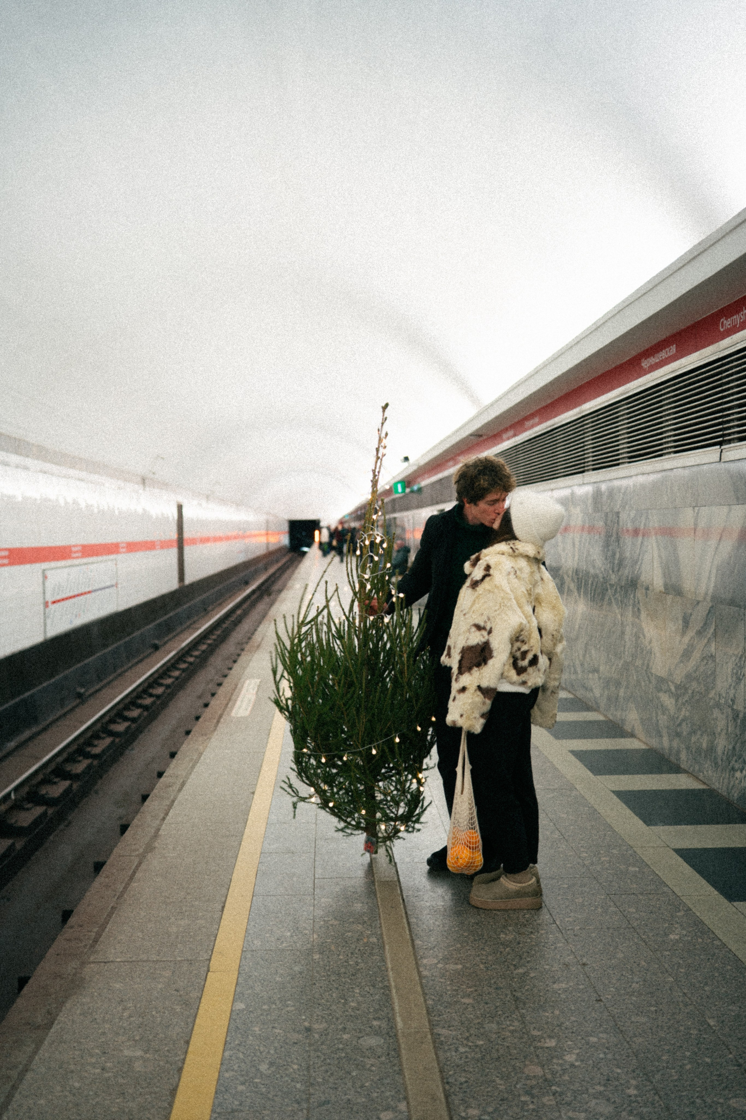 НОВОГОДНЯЯ ПРОГУЛКА ПАРЫ ПО ЧЕРНЫШЕВСКОЙ ПЕРЕД НОВЫМ ГОДОМ. Профессиональный фотограф, Санкт-Петербург — Виктория Богомолова