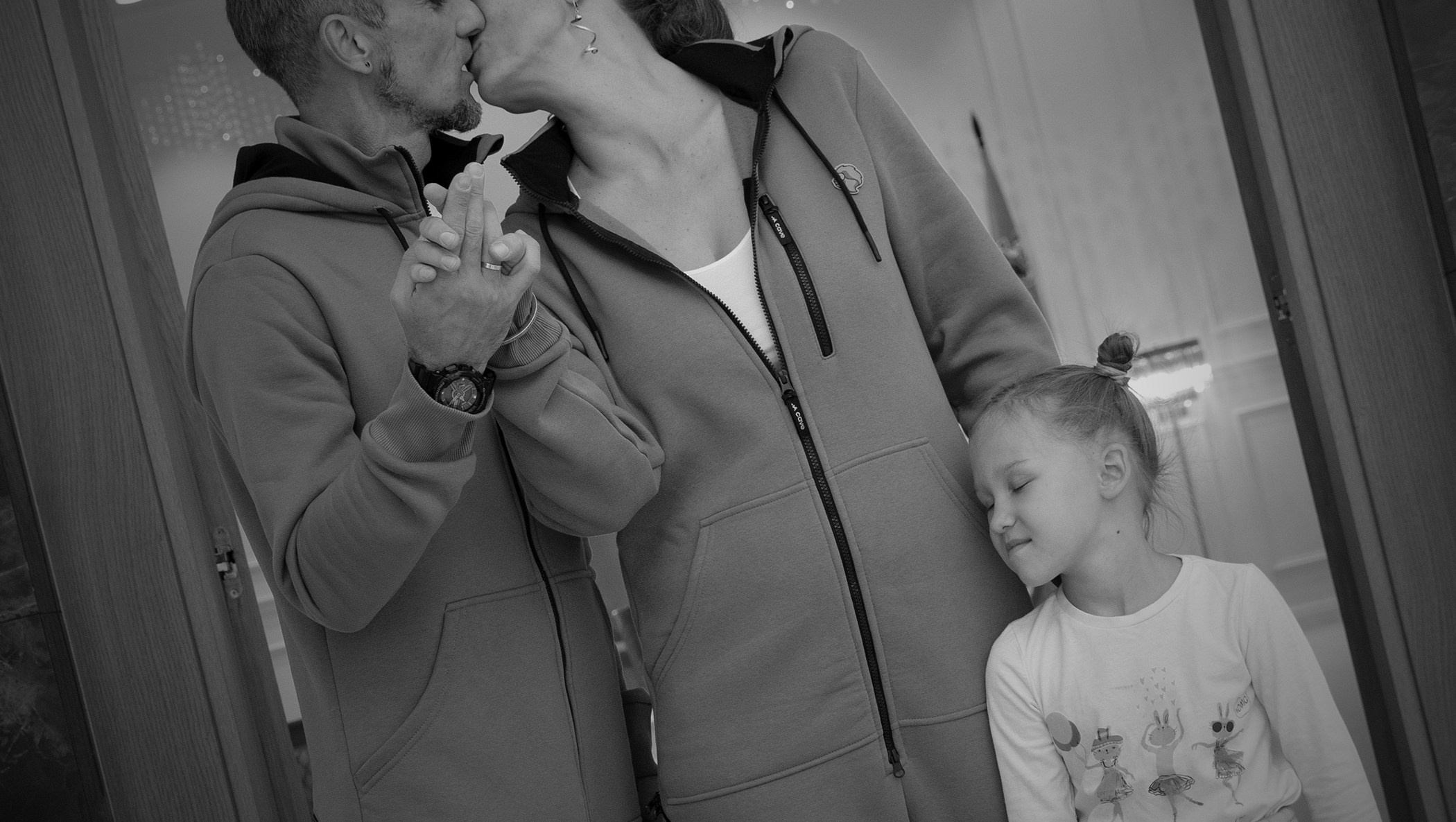 черно белое фото где девушка целует мужчину рядом с девочкой 