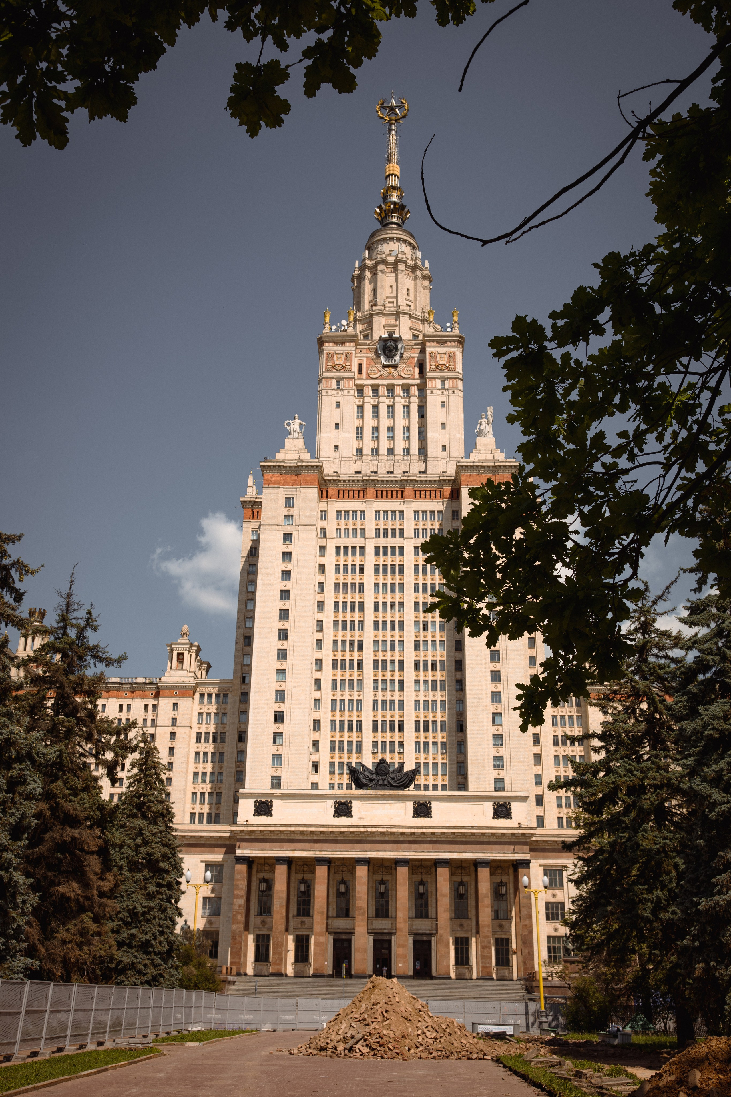 Настя с сыном у Alma-Mater. Ваш семейный newborn и lifestyle фотограф в СПБ Наталья Журавлева