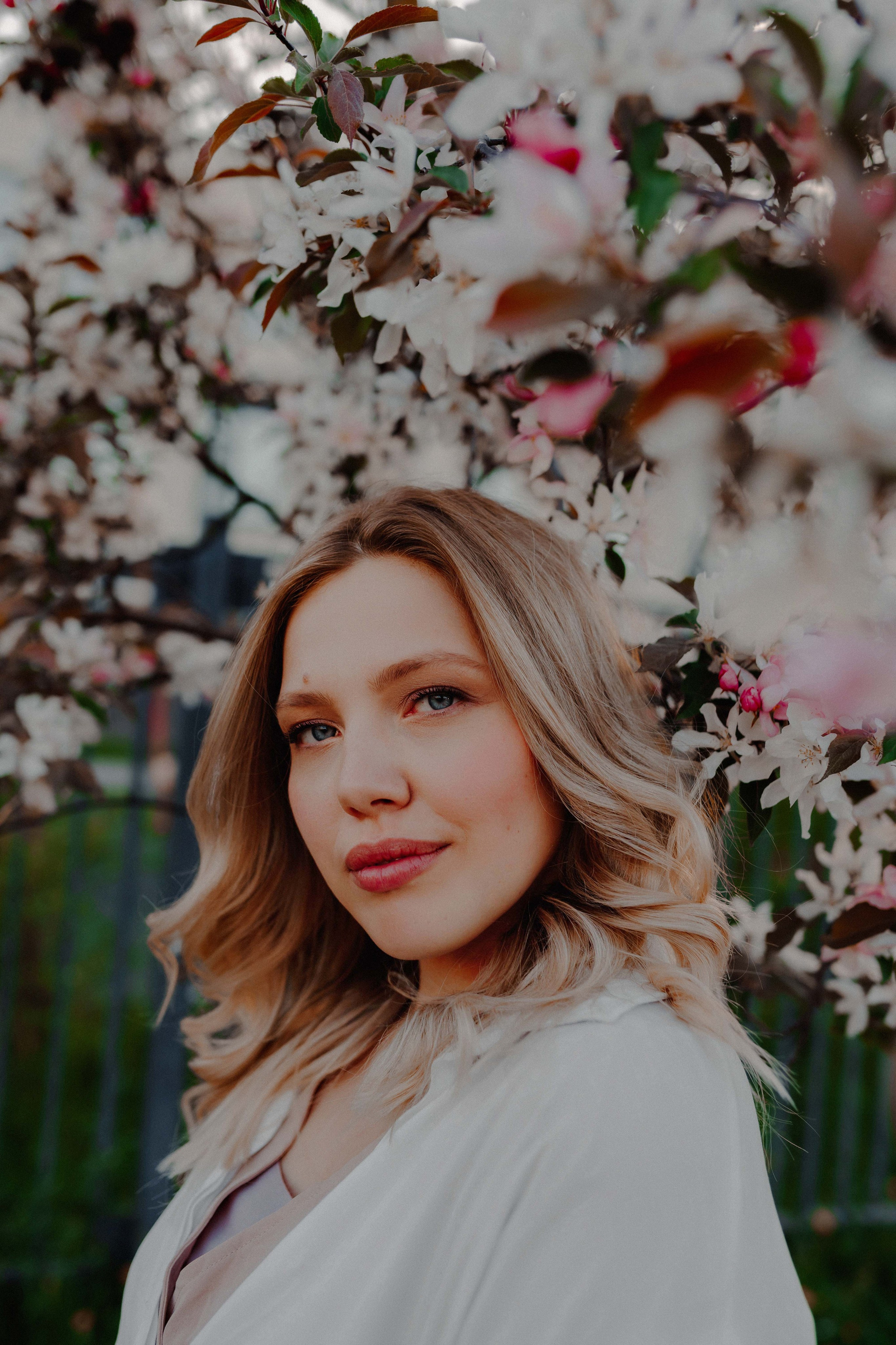 Александра в цветущей яблоне. Семейный и индивидуальный фотограф в Санкт-Петербурге Маргарита Щипкова