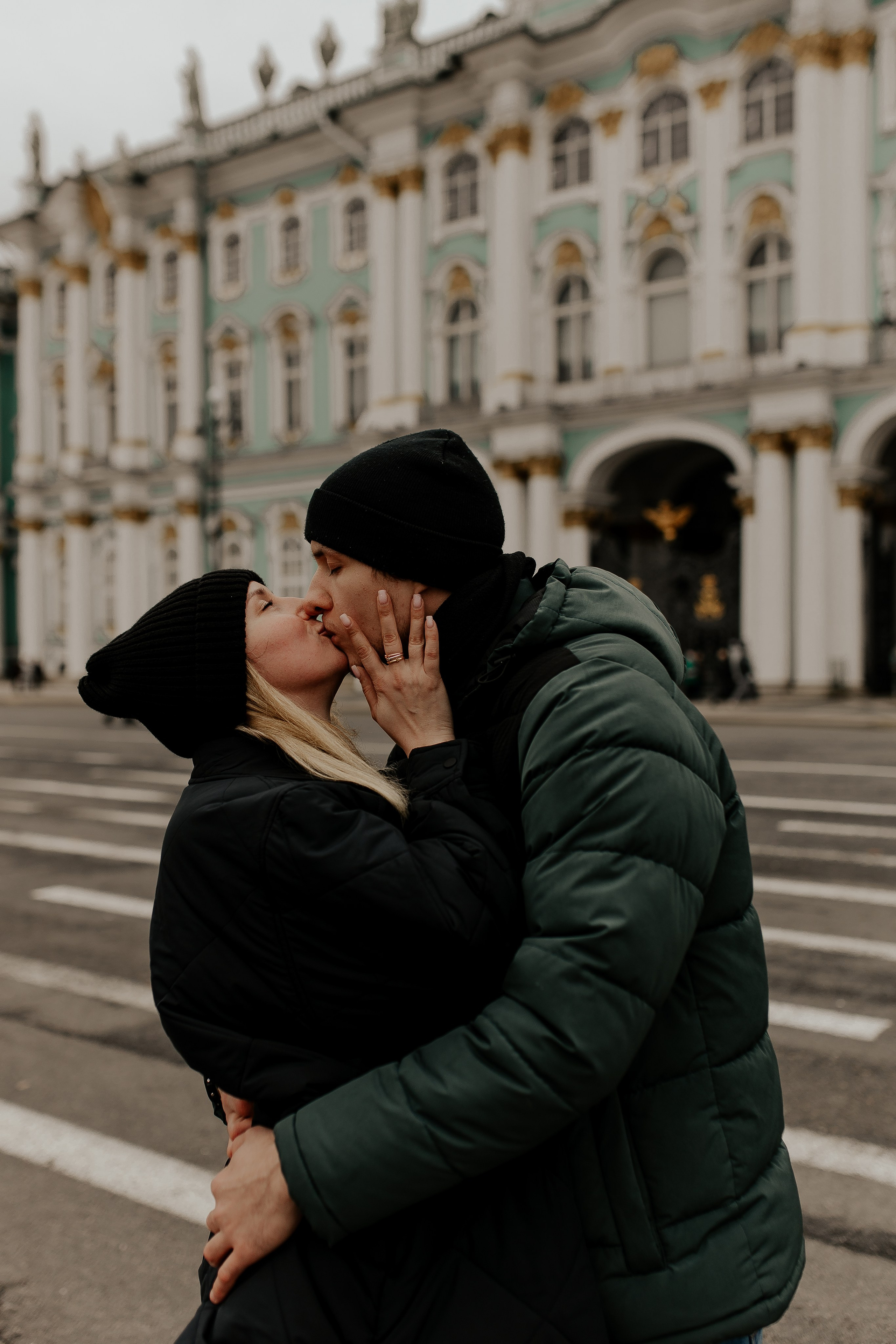 Поцелуй у Эрмитажа. Фотограф в Санкт-Петербурге Лиза Семченкова