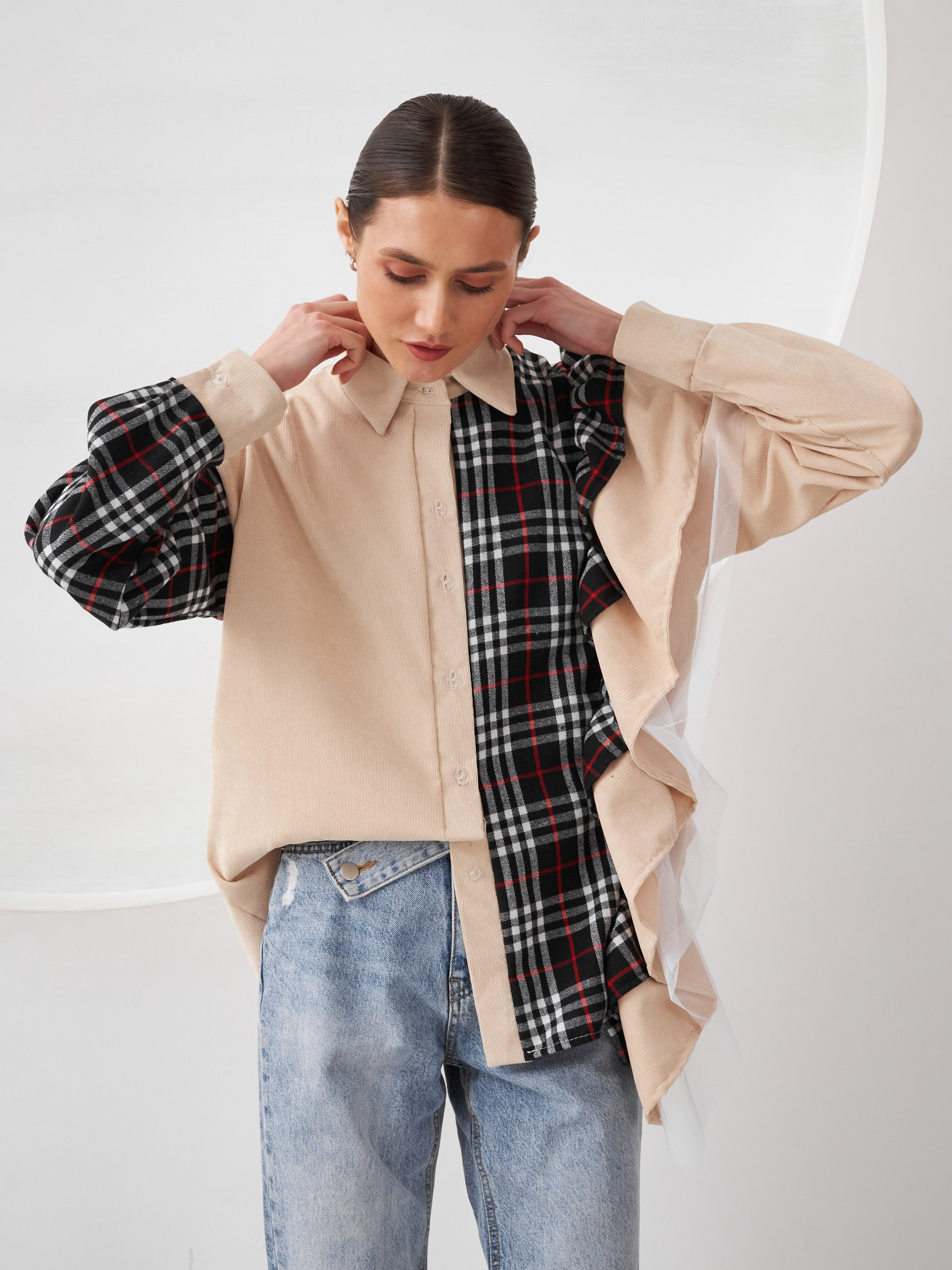 Фотосъемка рубашек с воланами Екатеринбург Wildberries ВБ Ozon Озон фотосессия одежды Екб заказать цена фотосъемка товара WB блузки Екб. Фотограф Екатеринбург Анастасия Жерновская | Маркетплейсы и нейрофото