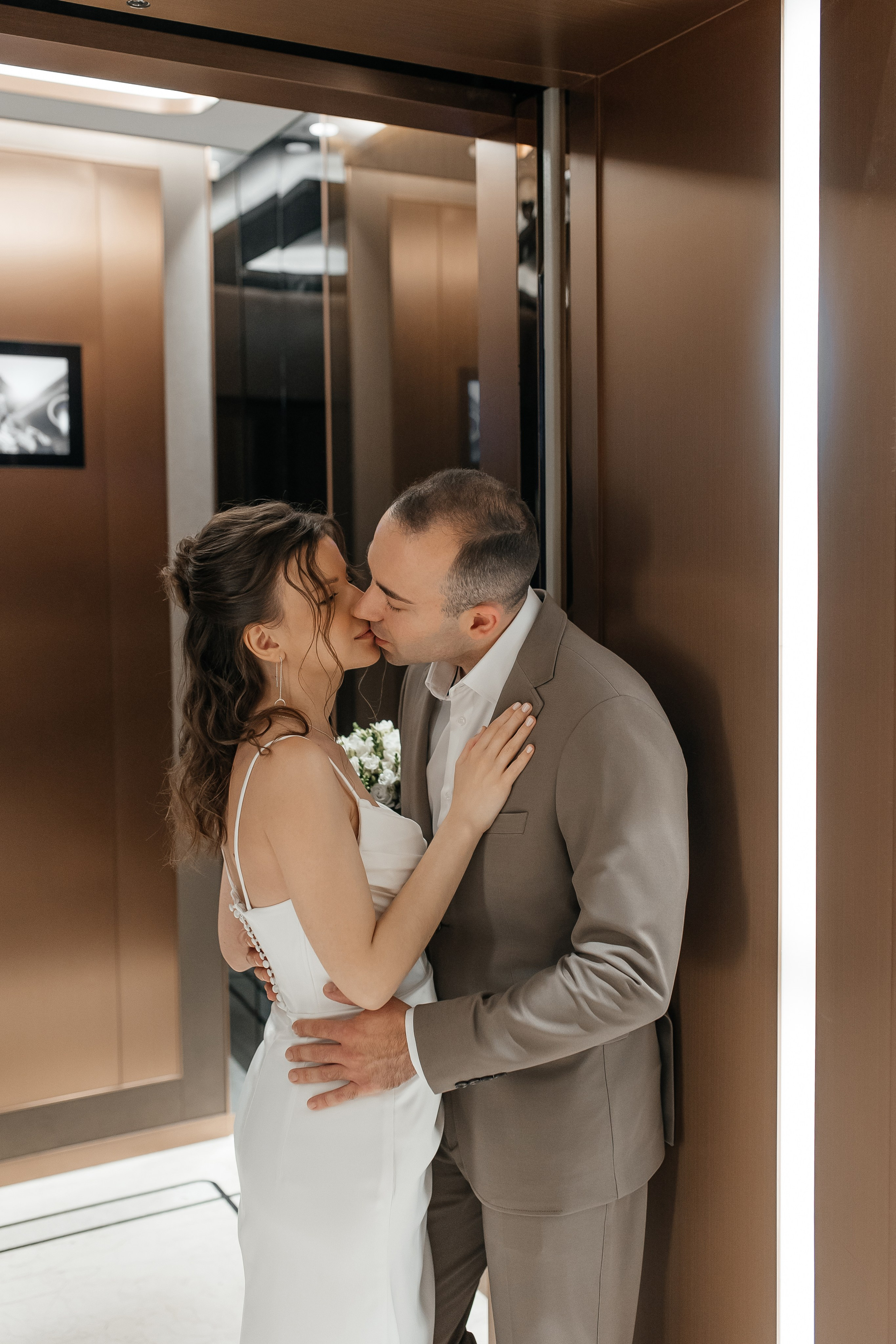 Свадебная фотосессия в лифте отеля Солюкс в Москве