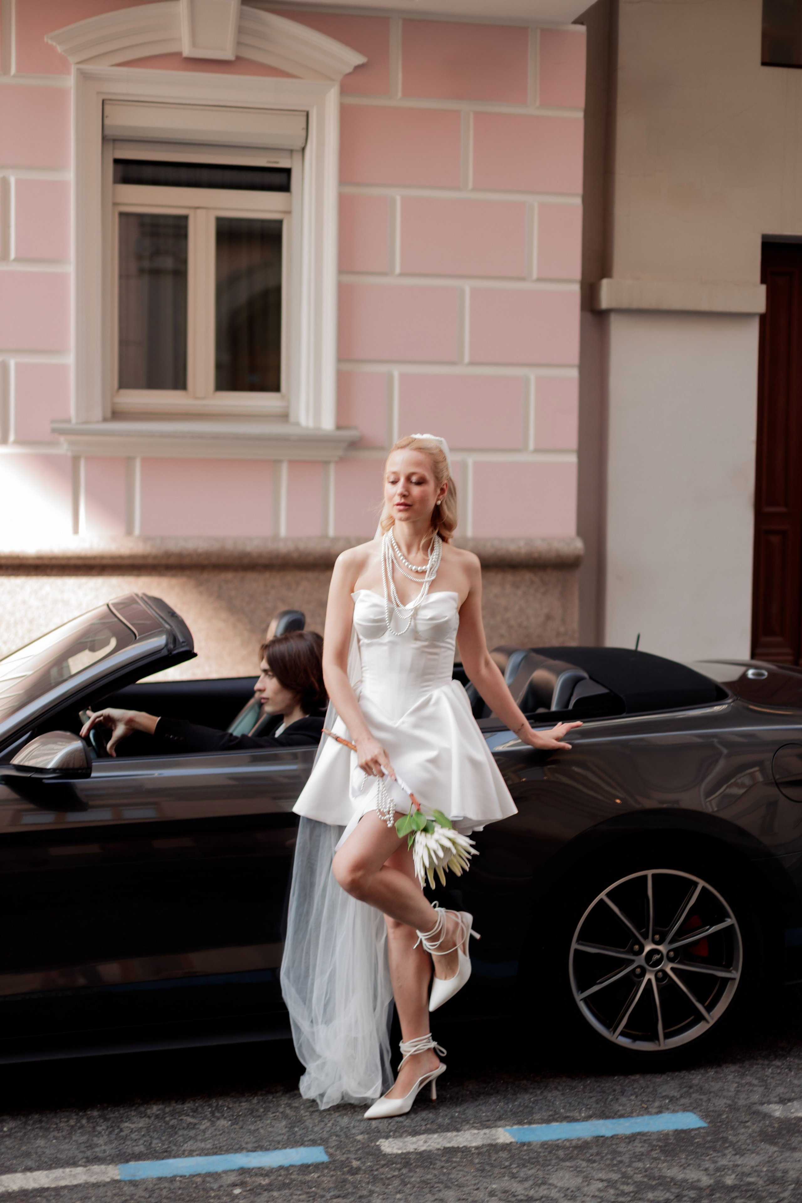 Свадебная фотосессия с автомобилем в центре Москвы, фотограф свадьбам Москва