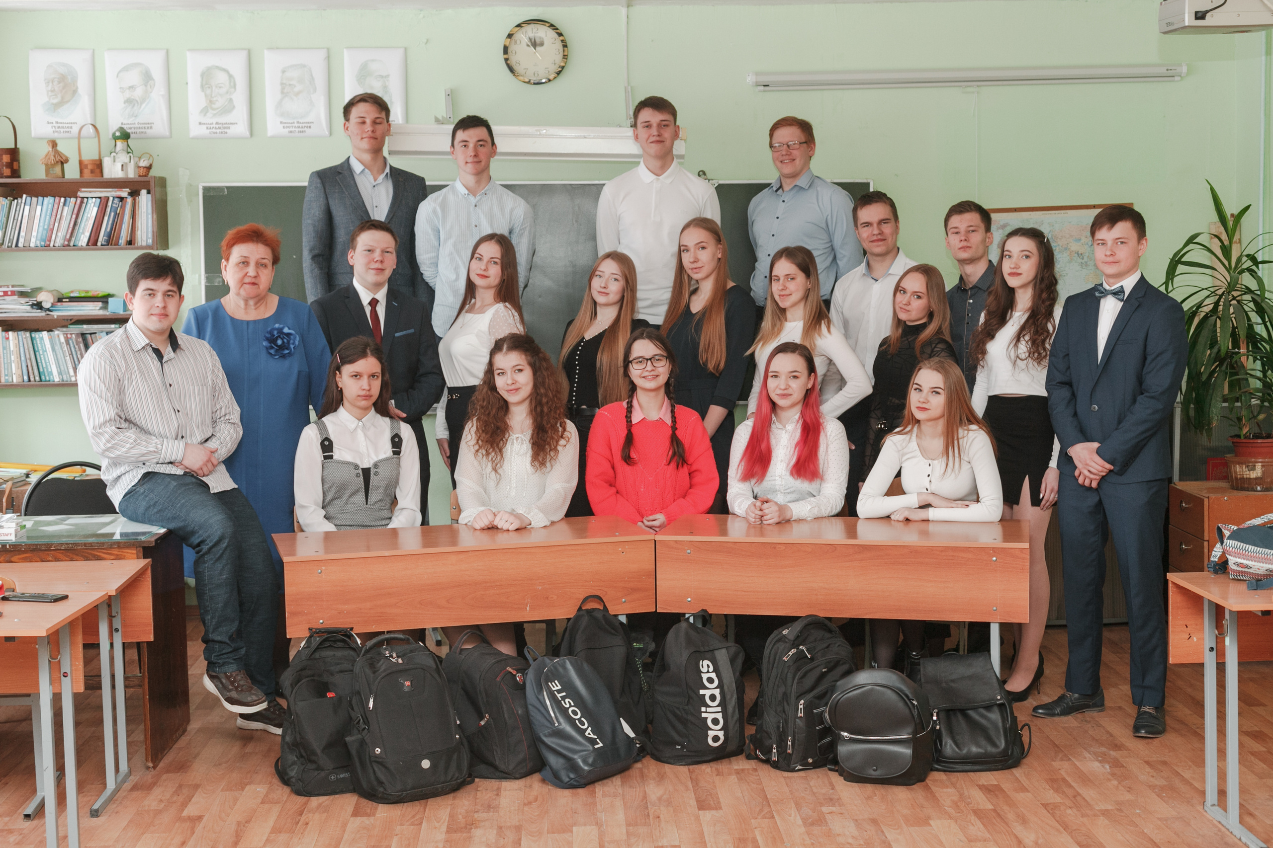 Общая фотография класса в школе 