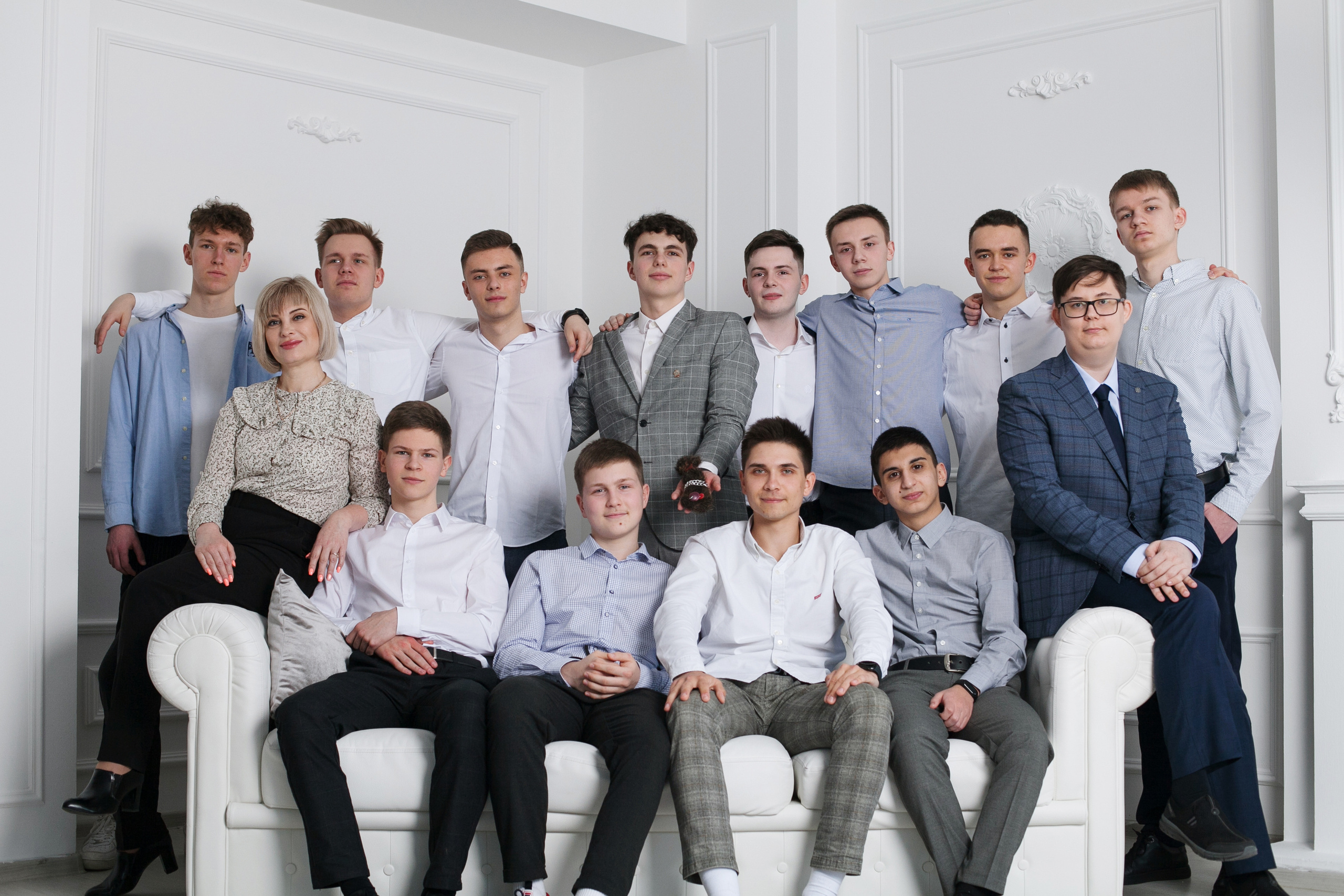 парни выпускного класса 