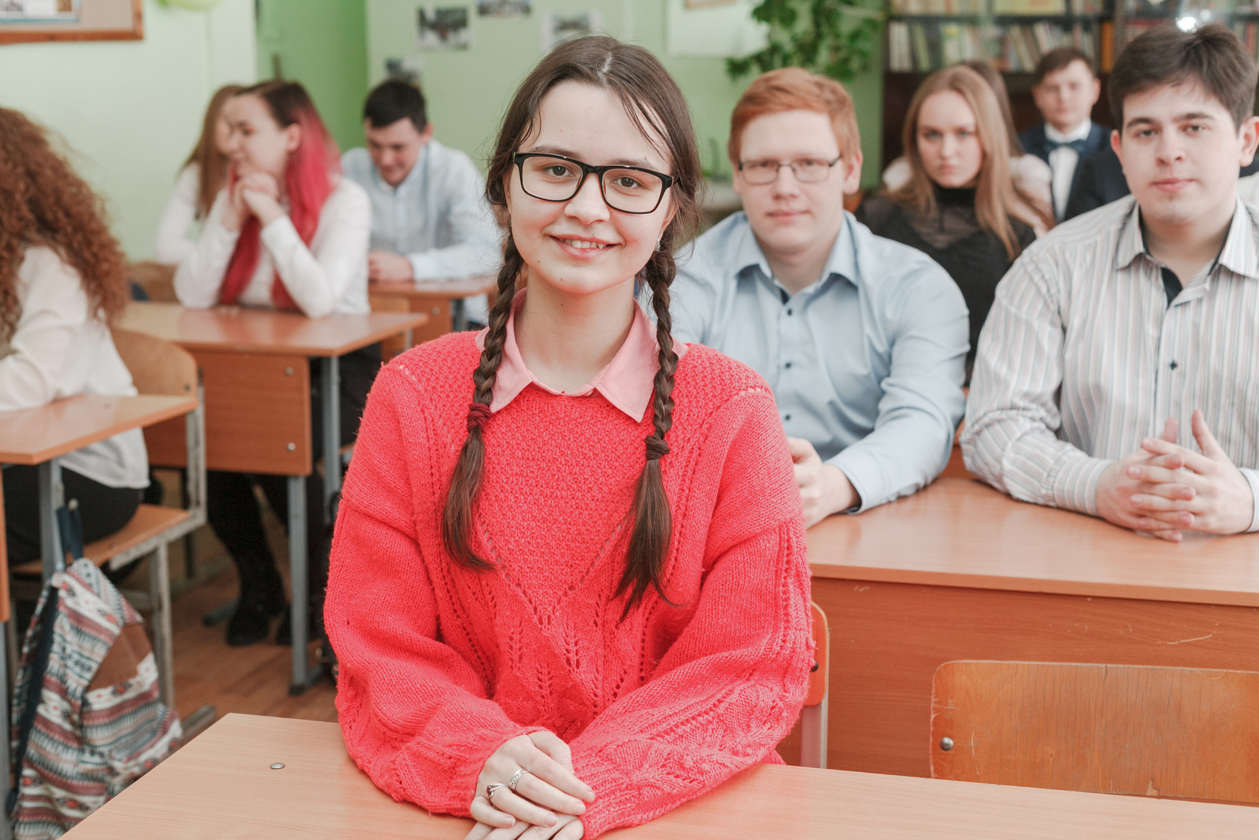 выпускница за партой