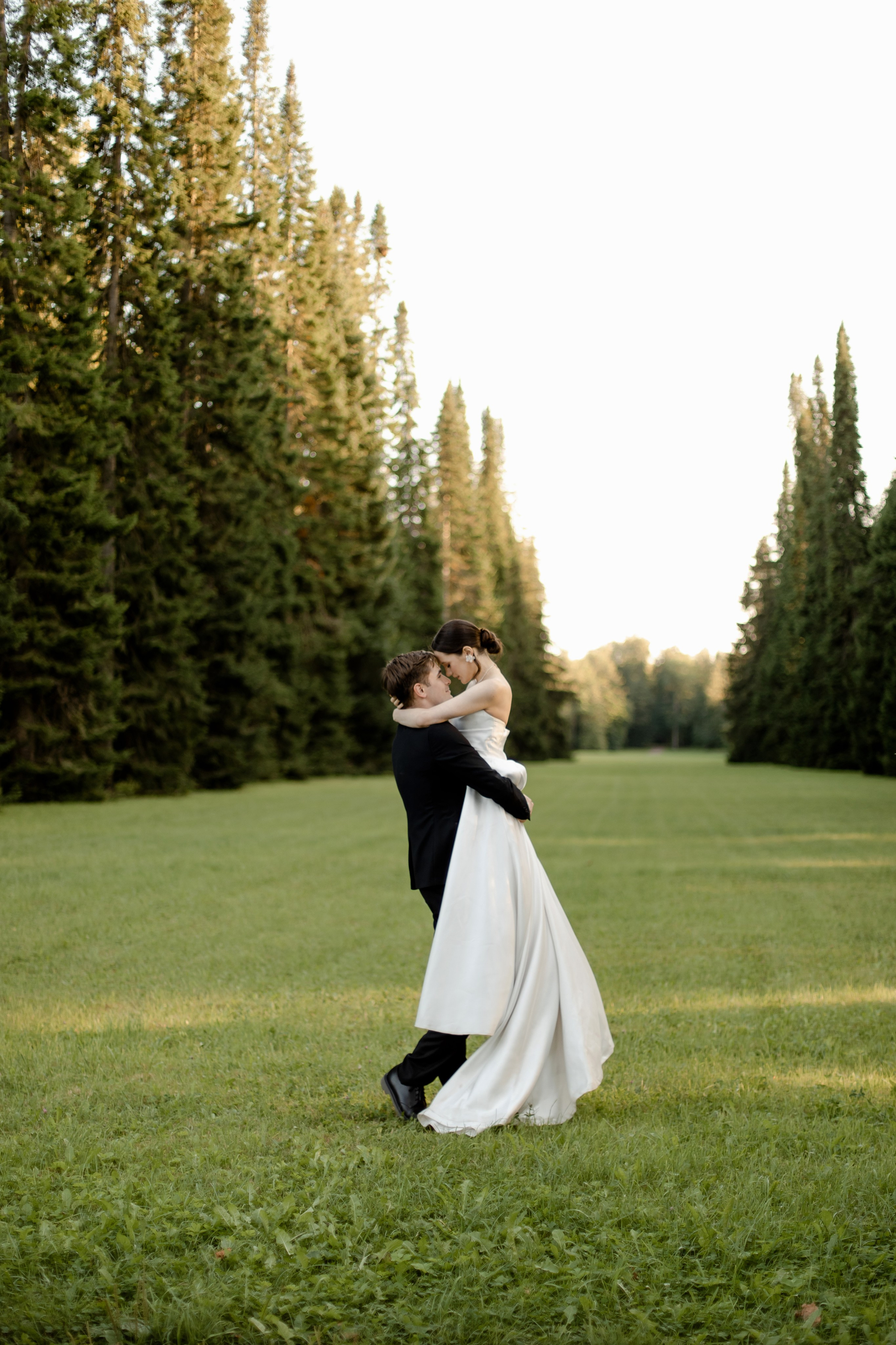 Свадебная прогулка в Ораниенбауме. Свадебный и портретный фотограф в Миассе Филиппенко Дарья