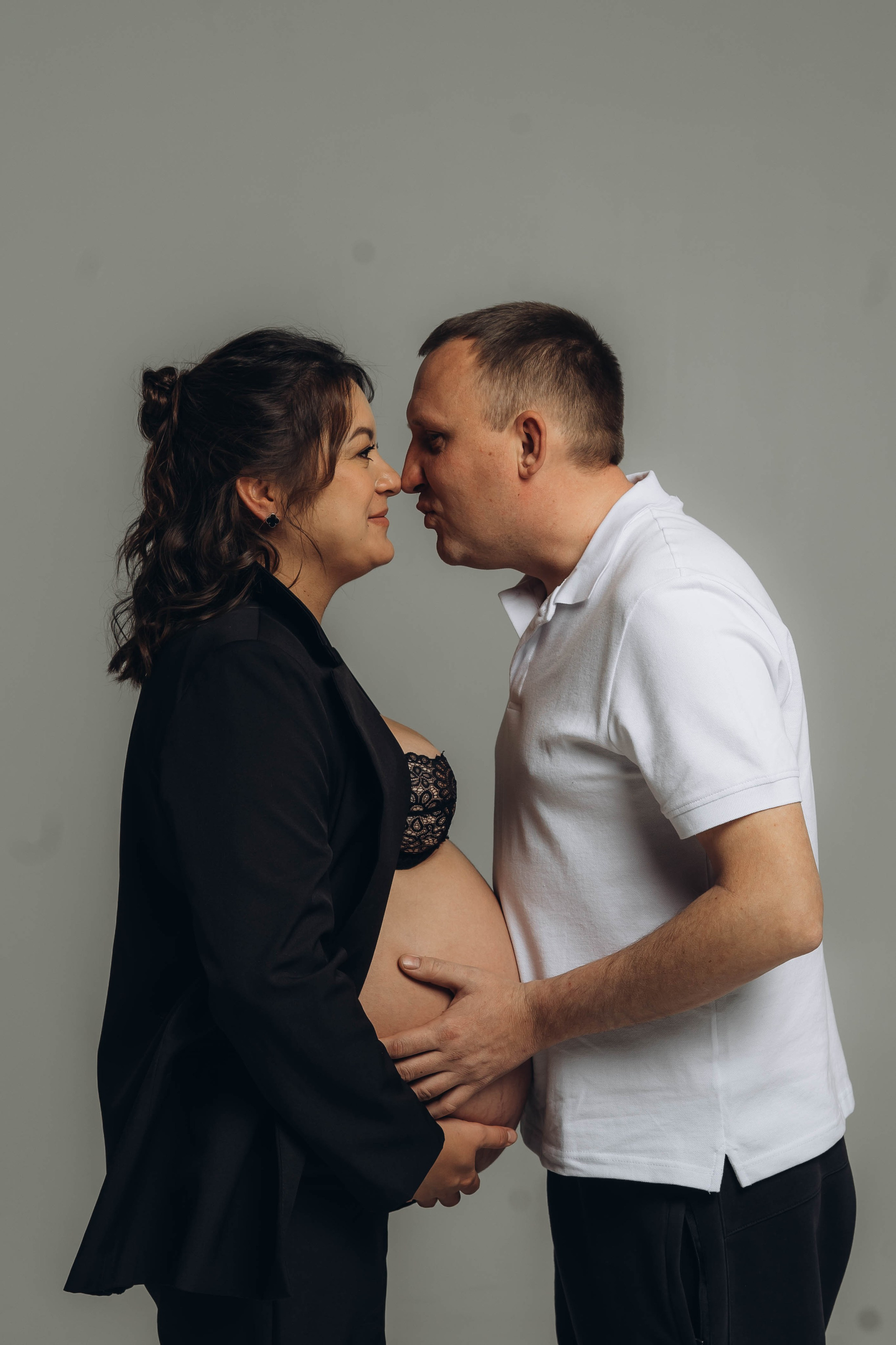 Беременность съемка пары в студии. Фотограф Екатеринбург Кокшарова Александра