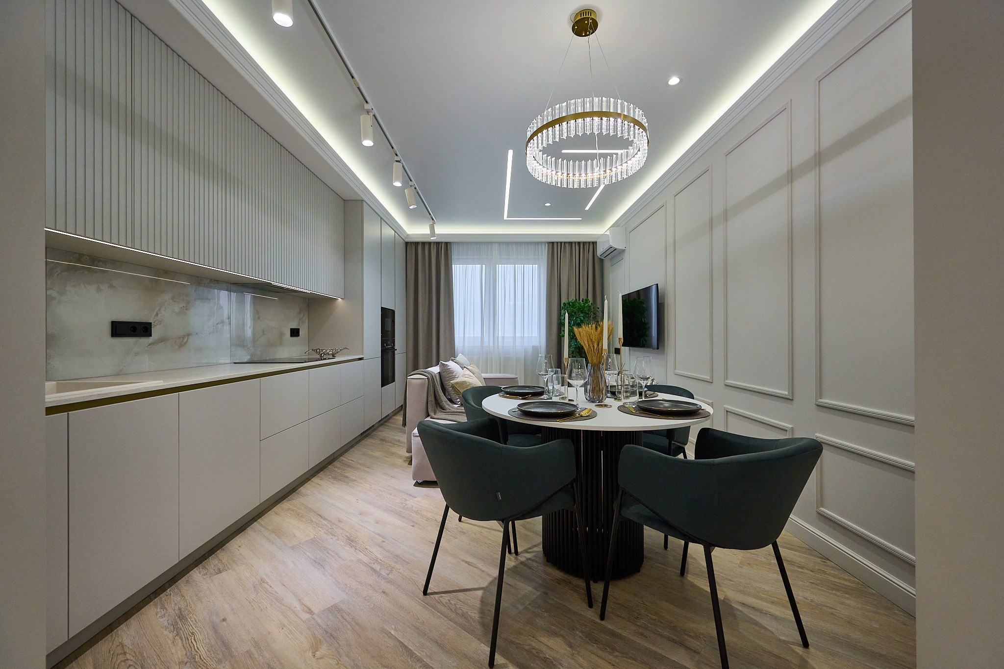 кухня бежевые шкафчики темные стулья стол 