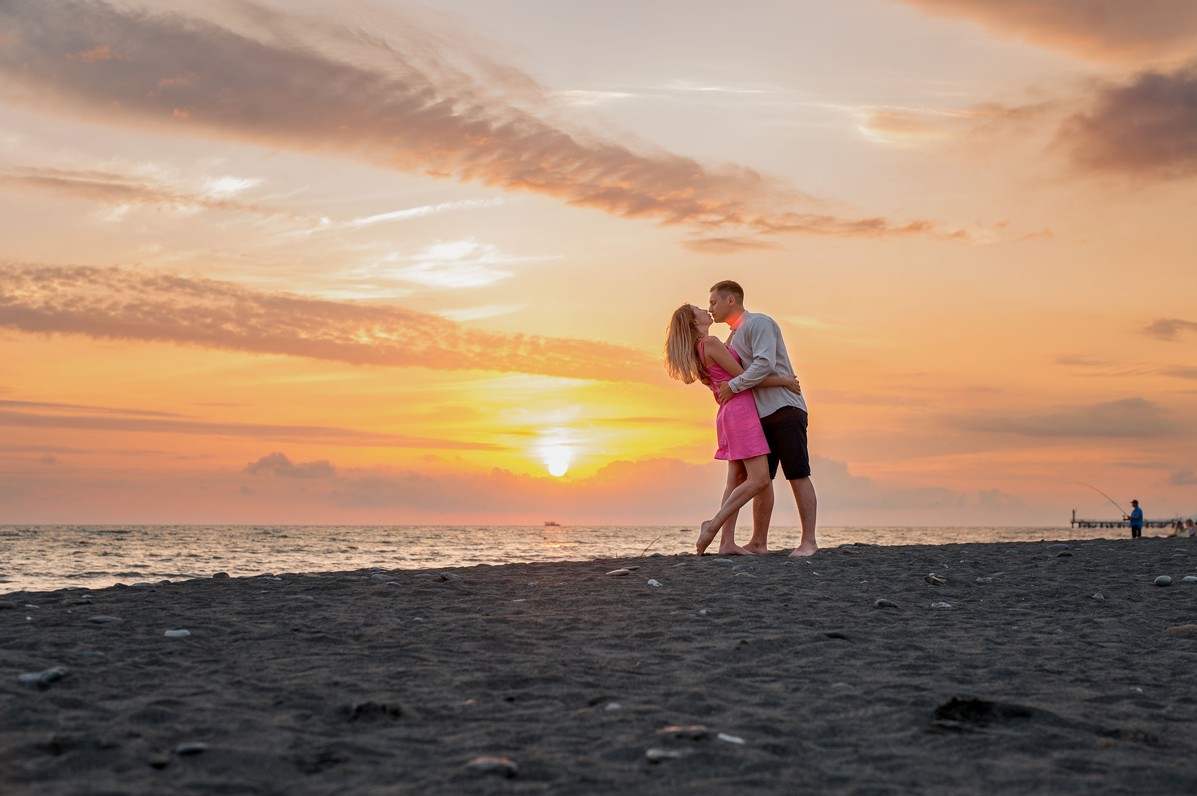 Фотосессия лавстори на закате на пляже в Адлере