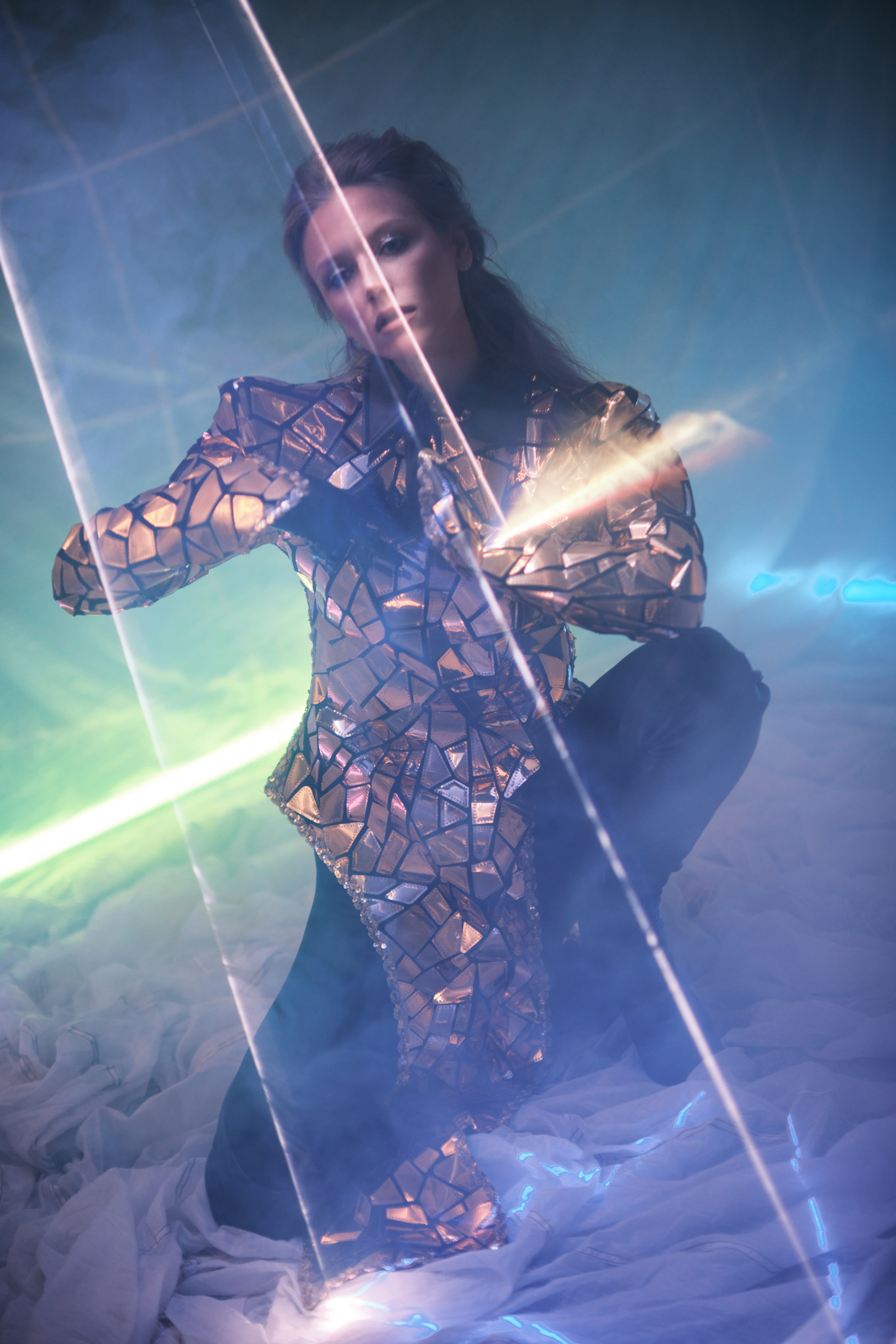 Фотосессия в стиле футуристической моды девушка в зеркальном костюме с отражения лазера