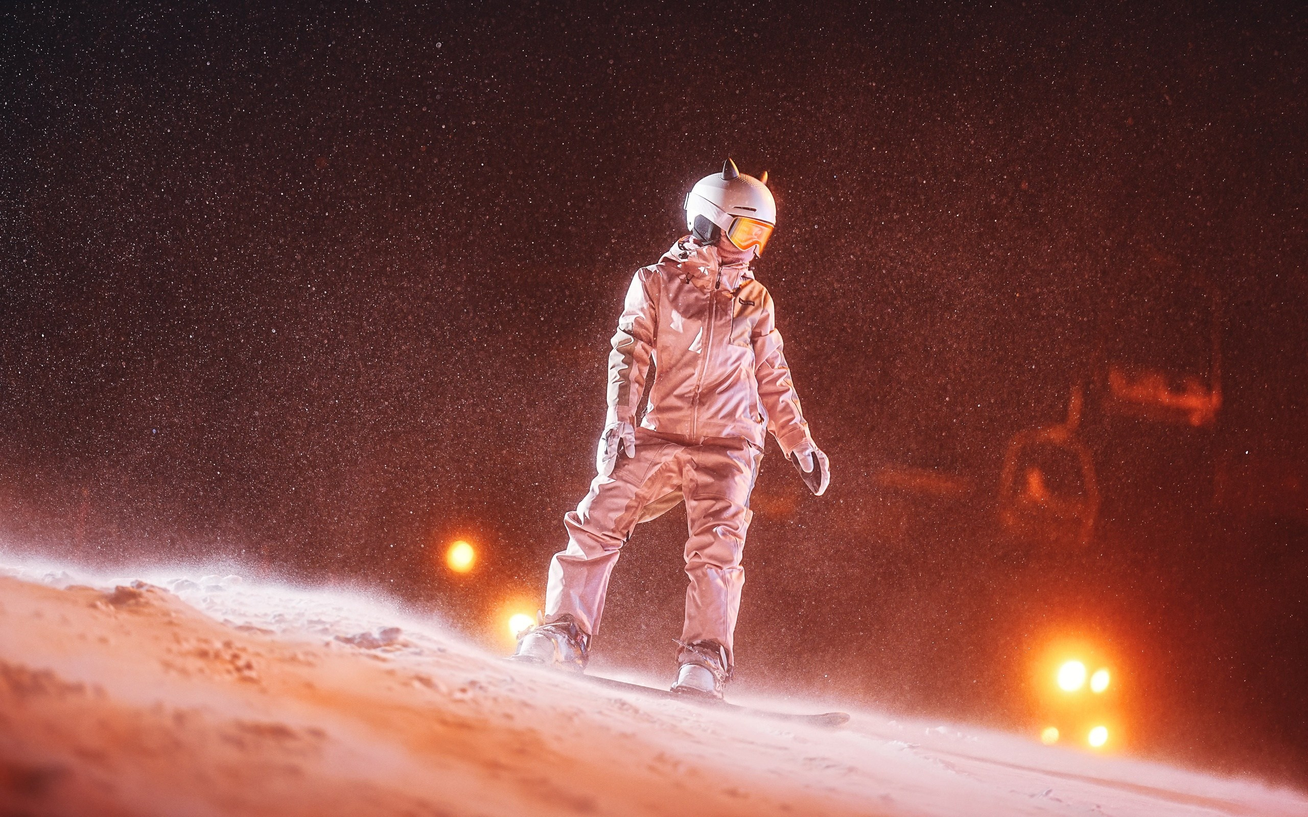 Вечерняя съёмка на склонах с использованием внешних вспышек. Фотограф Студитский Евгений