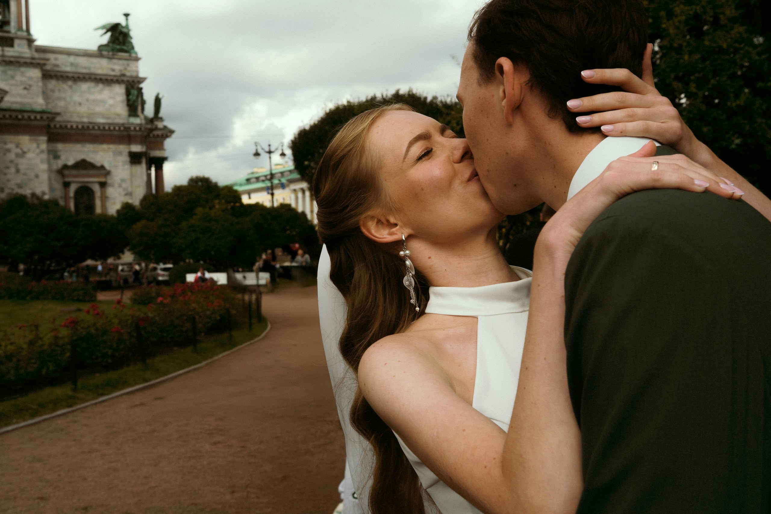 Портрет на фоне колоннады Исаакиевского собора, свадебная прогулка.