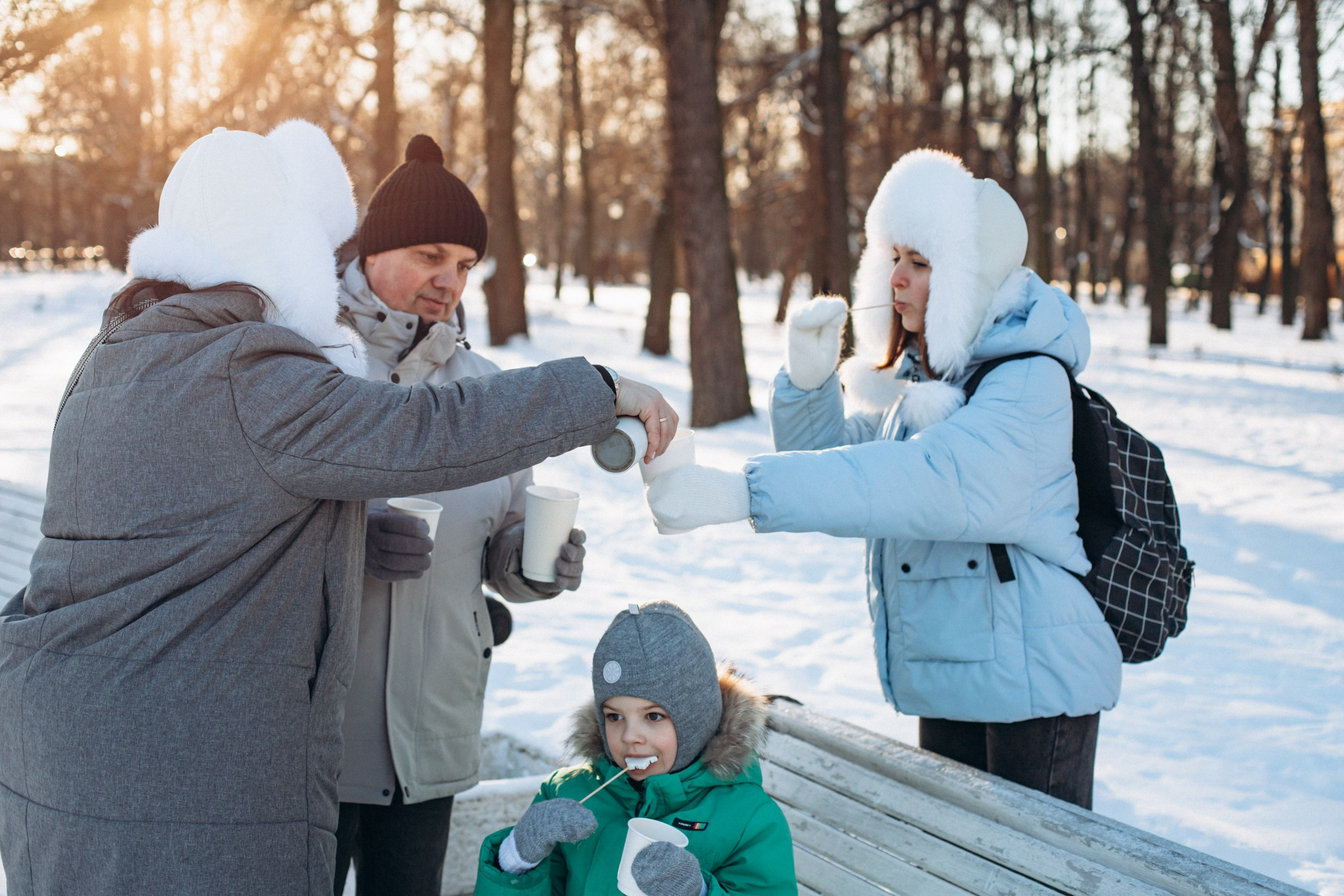 Анна с семьей в феврале. Фотопрогулка в Петербурге. Индивидуальный и семейный фотограф в Санкт-Петербурге