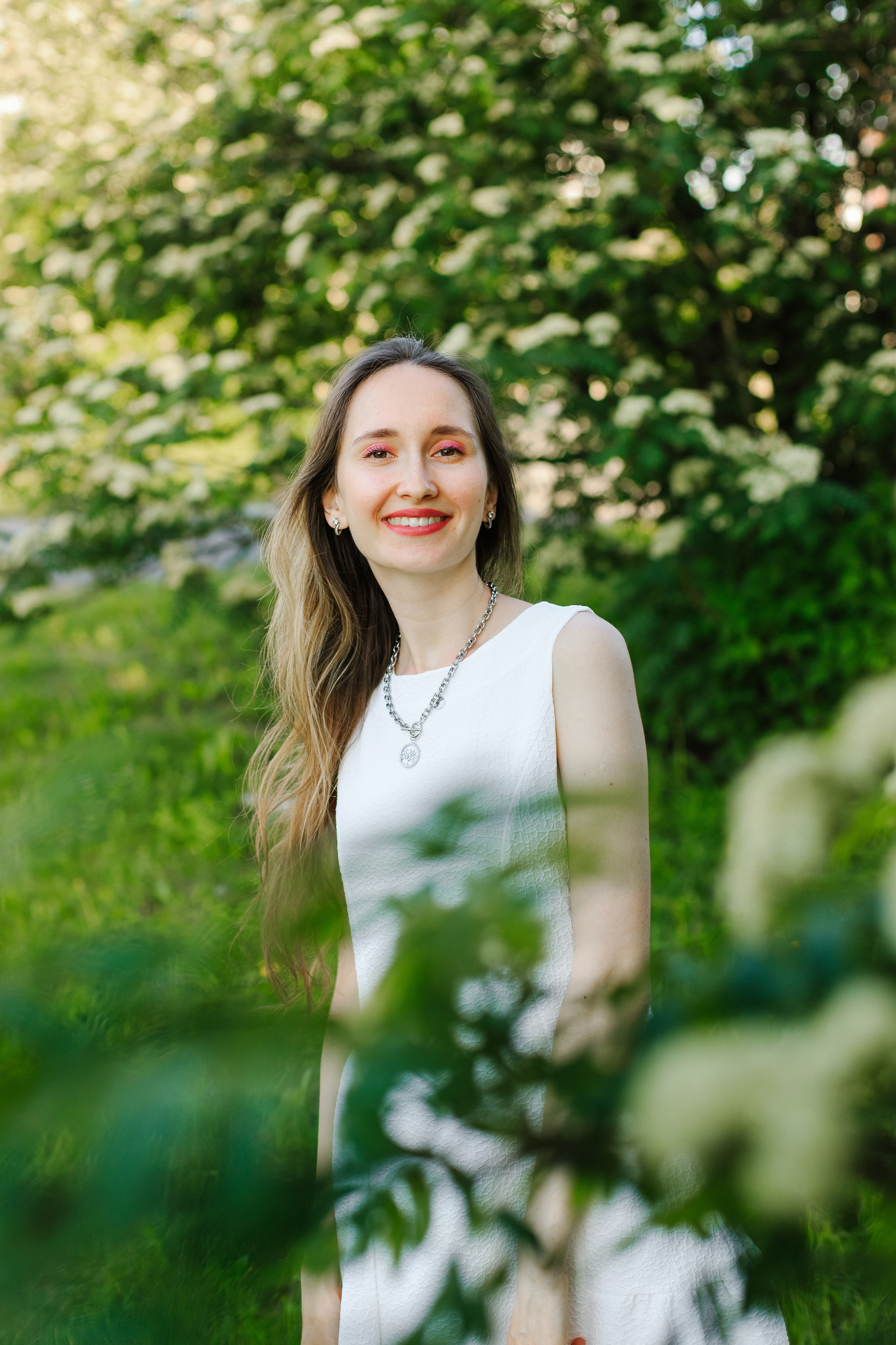 Женская фотосессия в цветении. Контентный фотограф в Перми Натали Кытманова