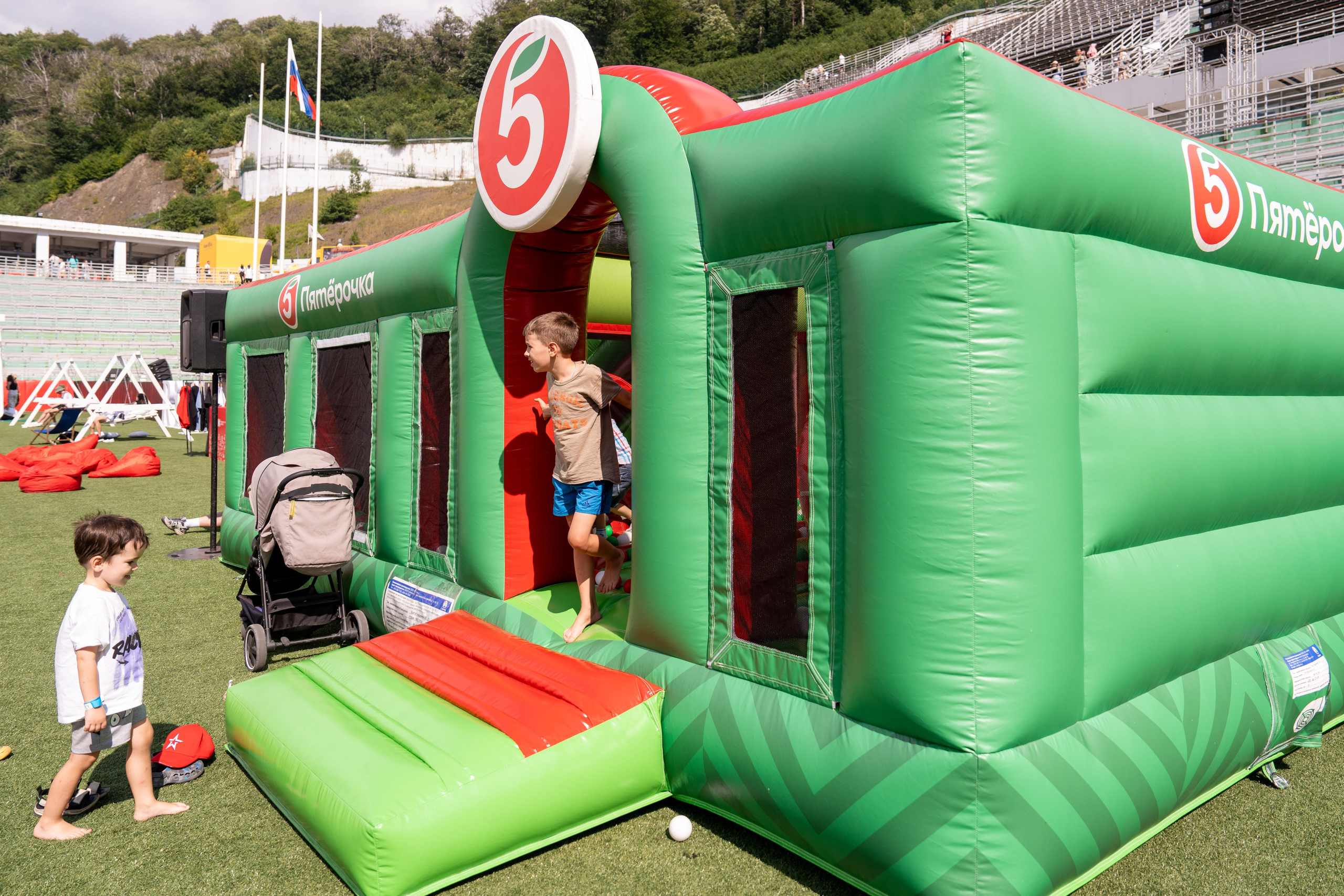 Фотоотчет партнеской интеграции для сети «Пятерочка» на фестивале «Grounded». Репортажный фотограф в Красной Поляне и Сочи Павлюченко Екатерина