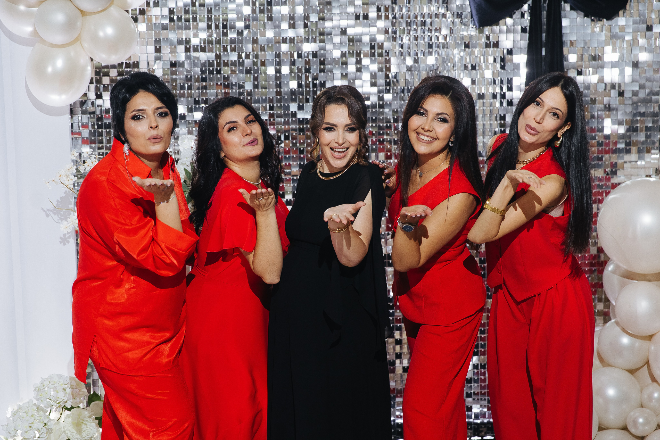 Ани и Назели. 35&5 День рождения, «Янтарь». Фотограф в Красноярске Надежда Воскресенская