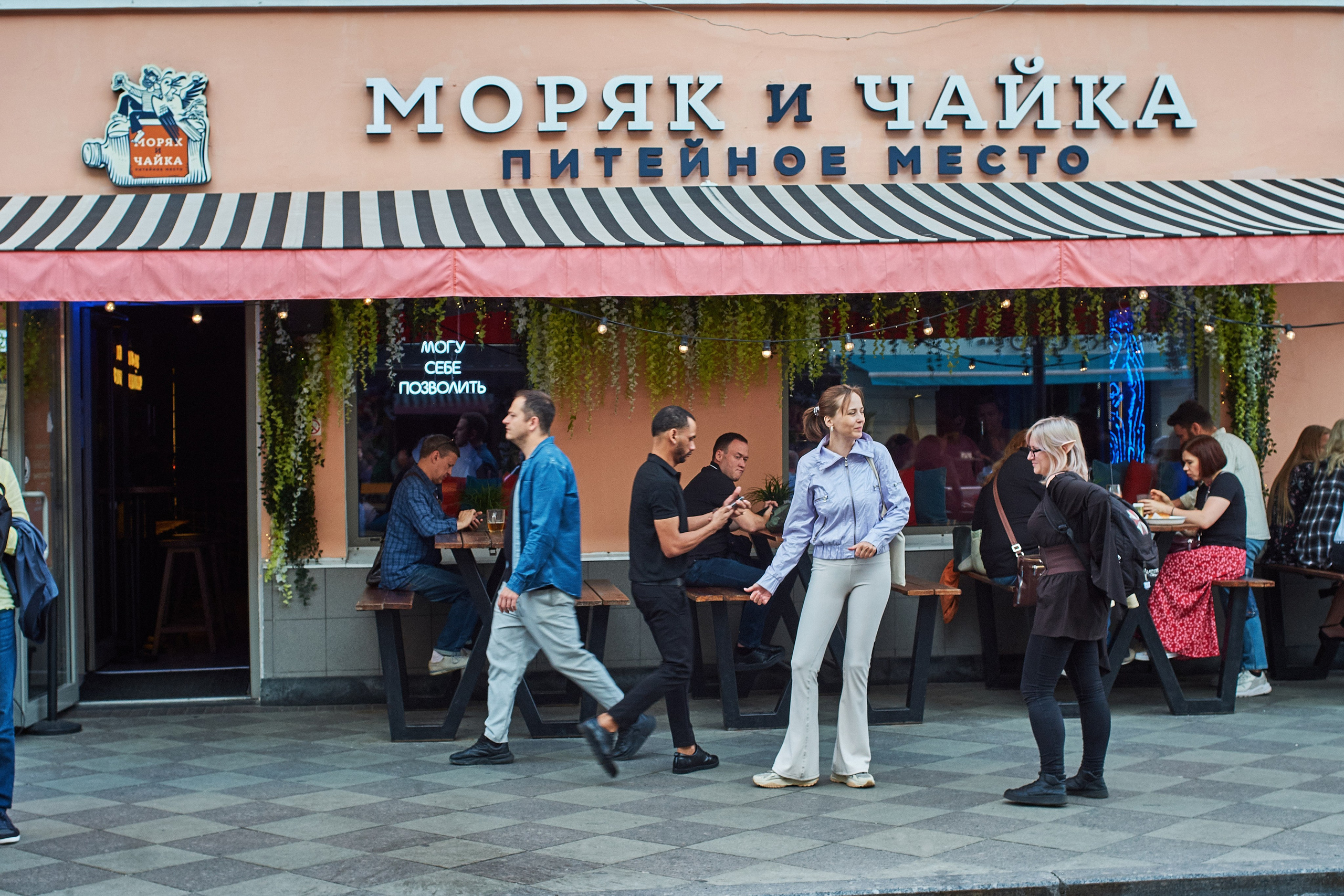 Групповой женский портрет "Чайки в городе" - фотораф Виталий Дени