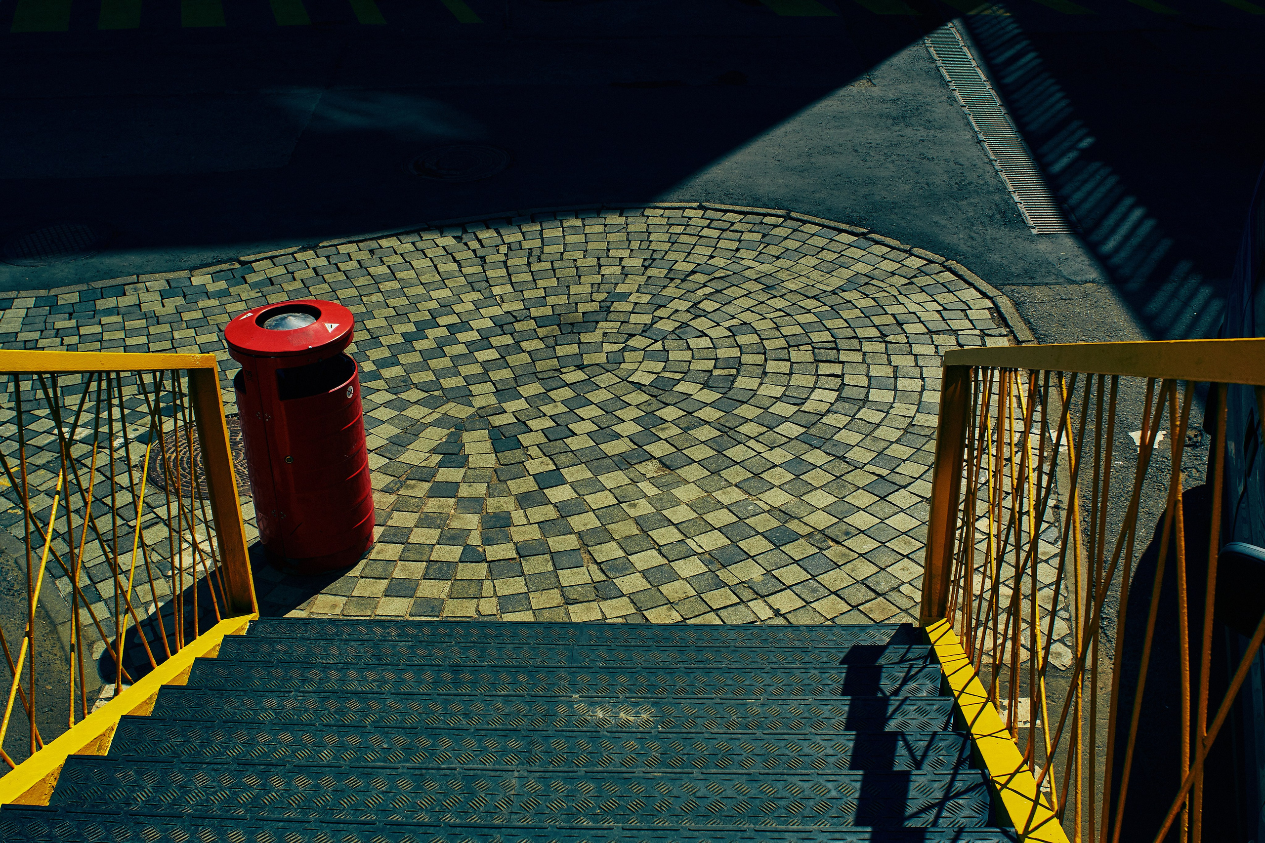 лестница в кинематографичном стиле