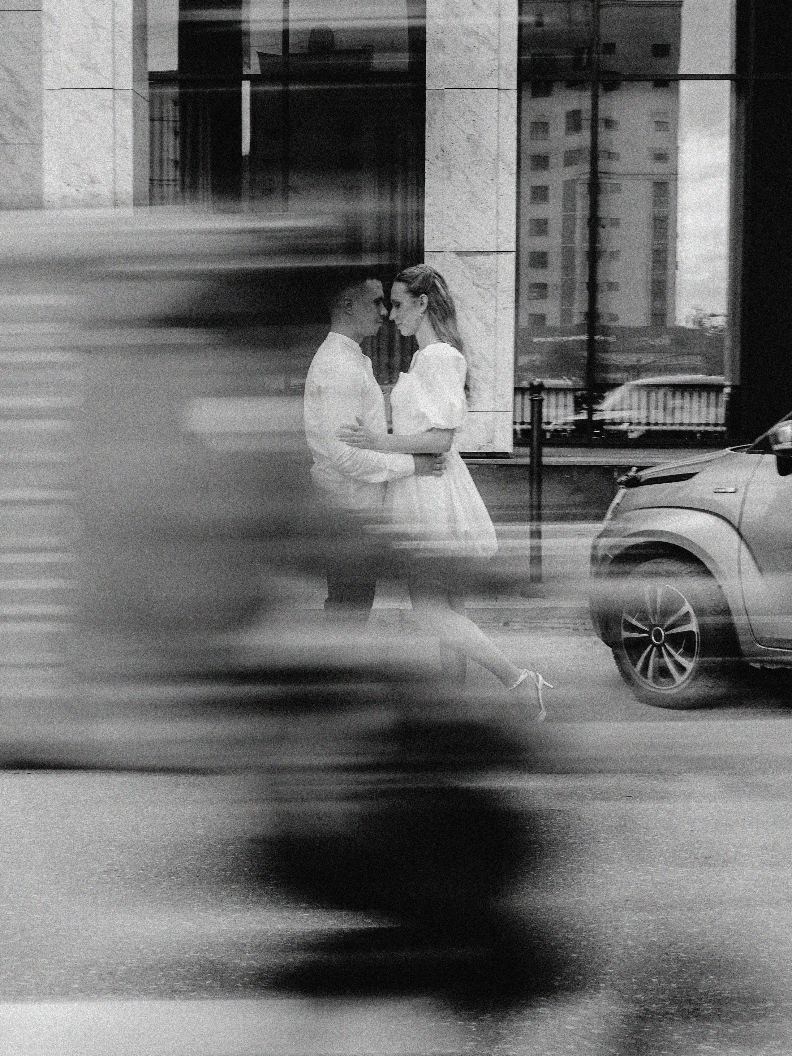 Момент счастья и любви у современного жилого комплекса Чикаго — эмоции, запечатлённые навсегда.