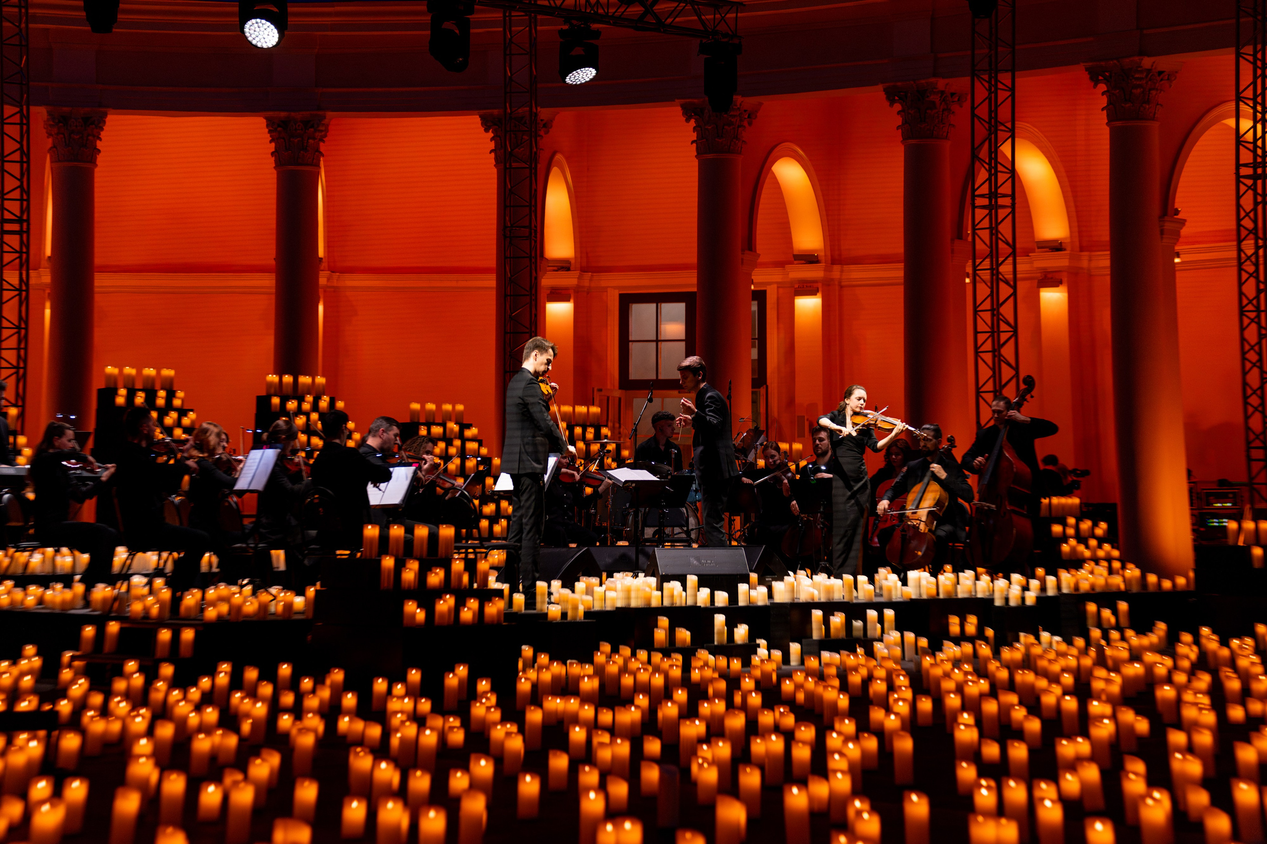Симфонический оркестр Lumisfera при свечах. Фотограф Никита Комаров
