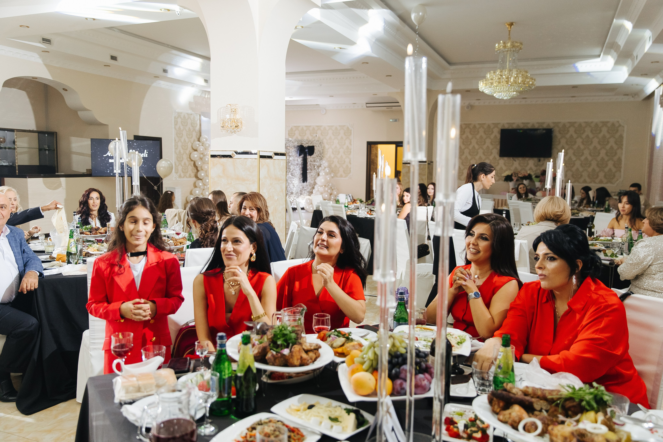 Ани и Назели. 35&5 День рождения, «Янтарь». Фотограф в Красноярске Надежда Воскресенская