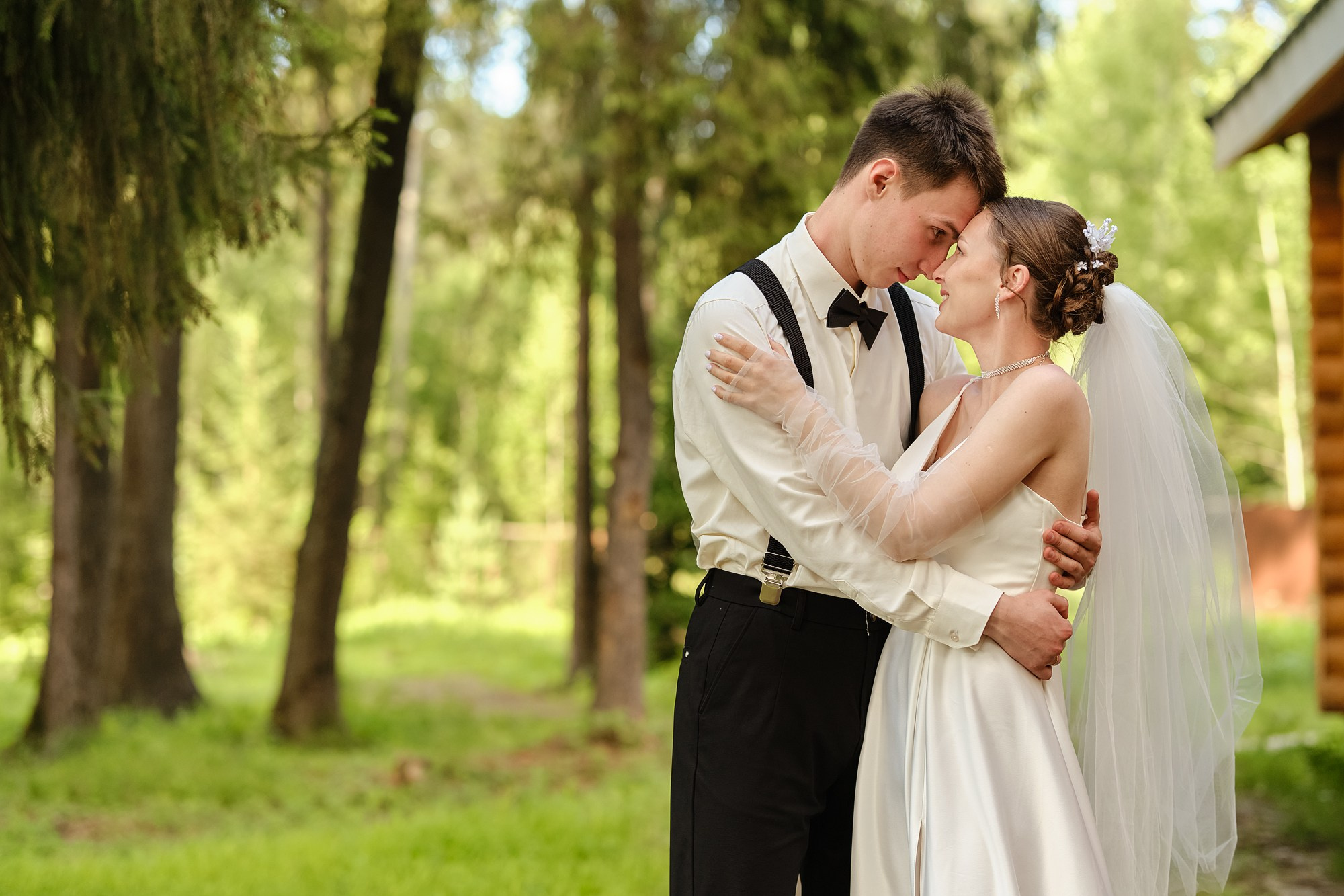 Летняя свадебная фотосессия на территории КЦ «Россия» для Полины и Кирилла