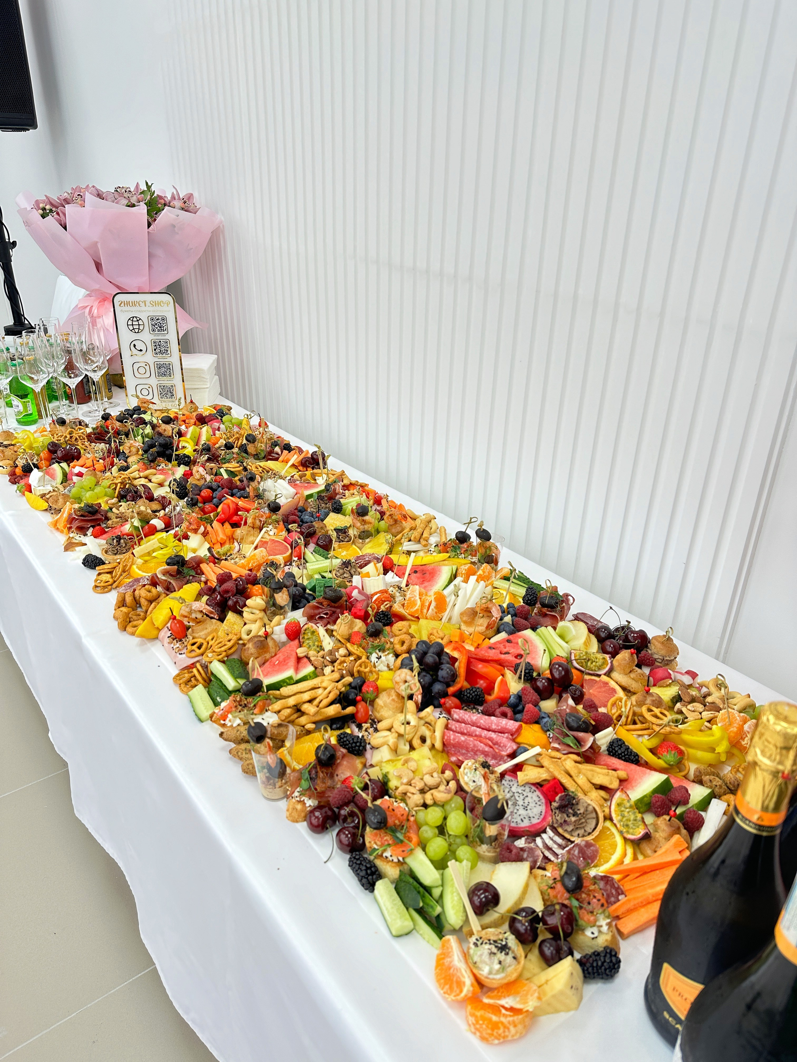 Столы. Выездной кейтеринг, съедобные букеты, торты и сладости на заказ