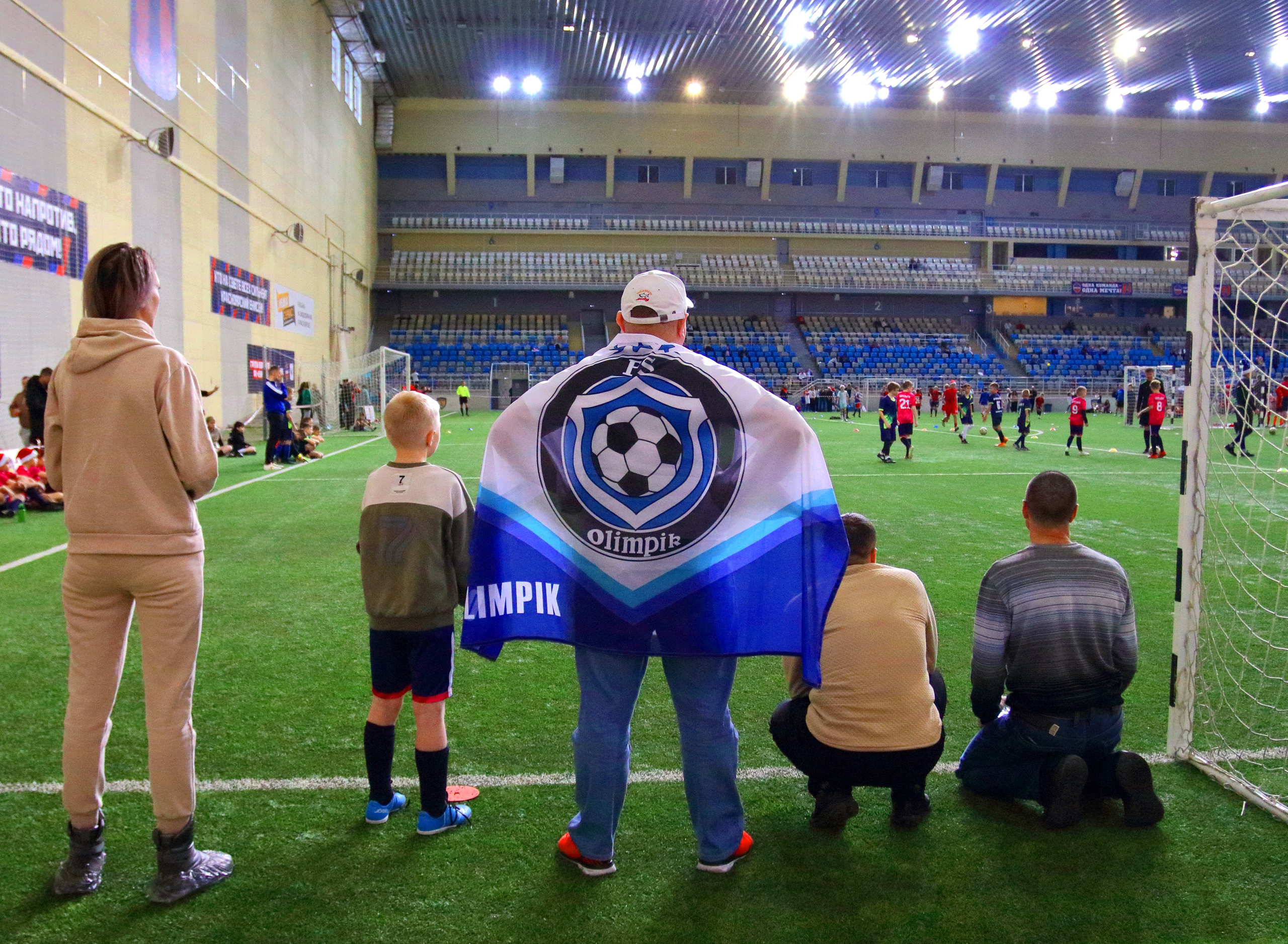 Болельщик с флагом своей команды