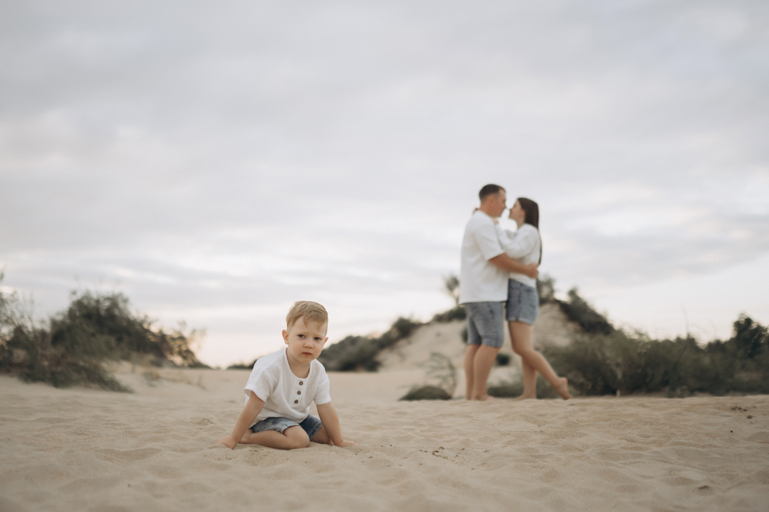 Фотограф Голубицкая поймала трогательный кадр – мама поправляет кепки обоим сыновьям перед фото