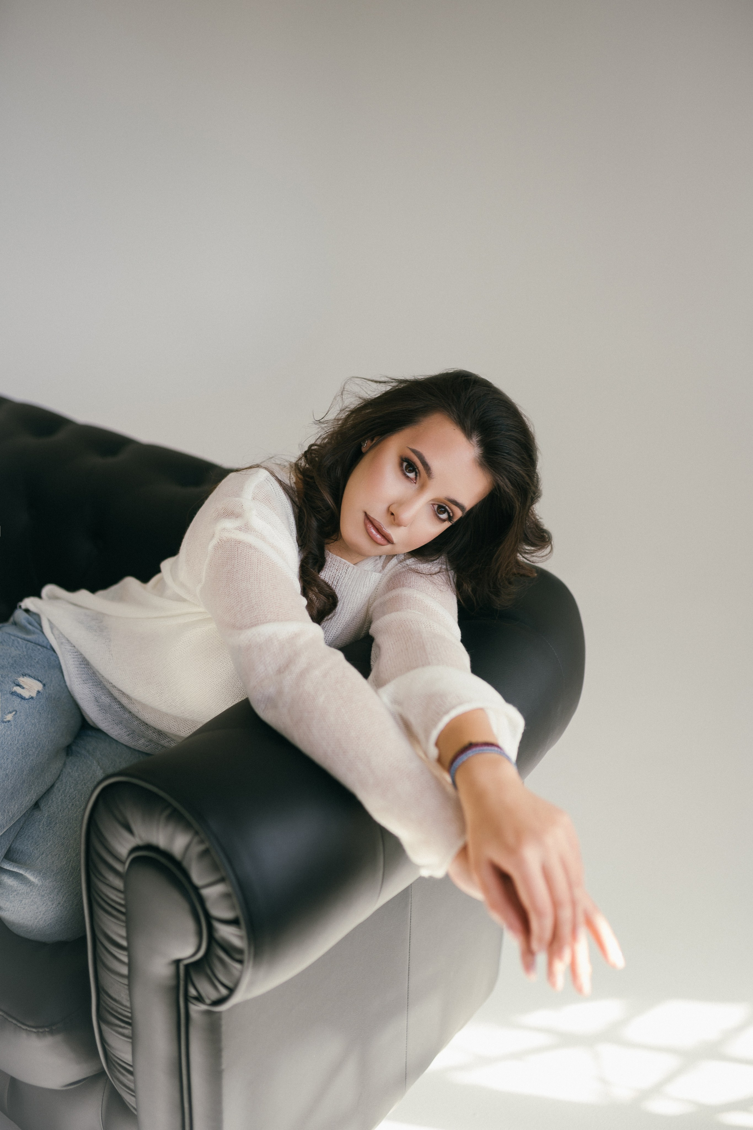 Женственная фотосессия с естественным светом – фотостудия Анапа  