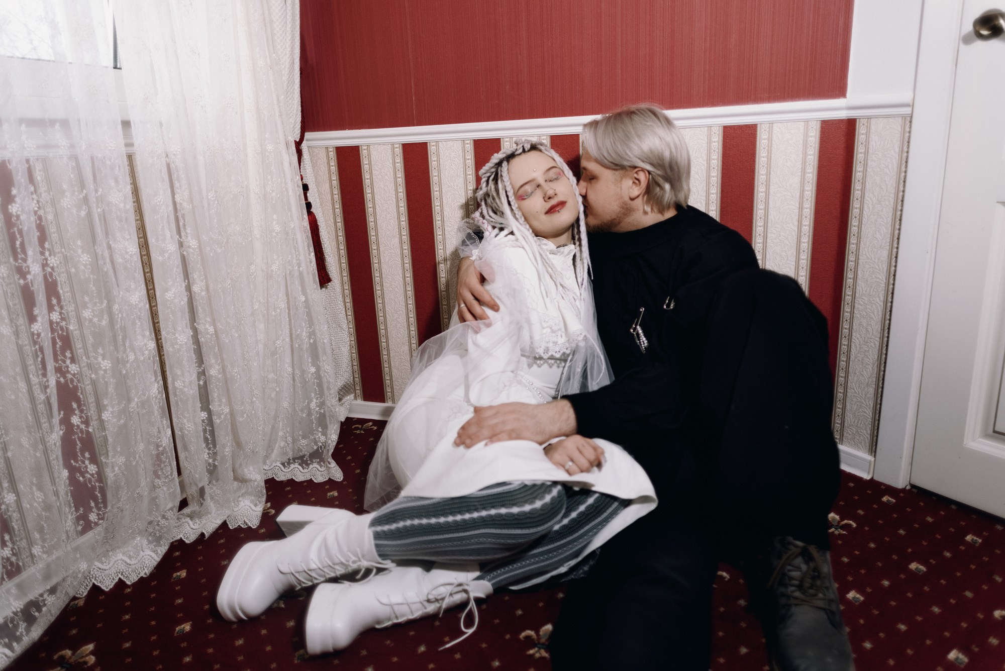 Свадьба для двоих в Тюмени — фотосессия в ЗАГСе, кафе и отеле. Портретный фотограф Тюмень Дарья Мустафина