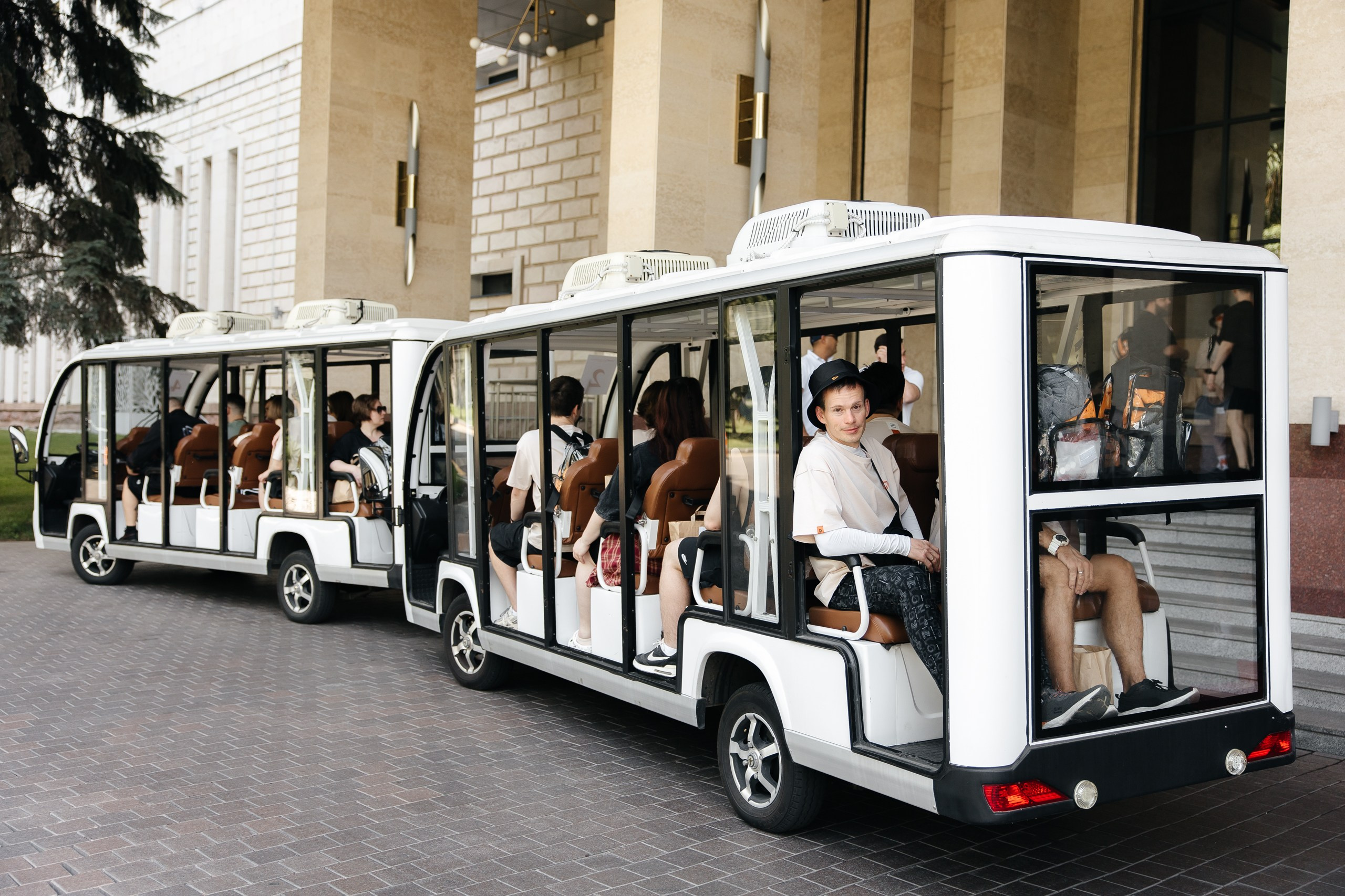 Здравствуйте! Я свадебный фотограф из Ульяновска, работаю в том числе по всей России и с выездом за границу. Снимаю свадьбы, lovestory, корпоративы, светский репортаж. Провожу обучение по фотографии, мастер-классы и воркшопы для других фотографов.