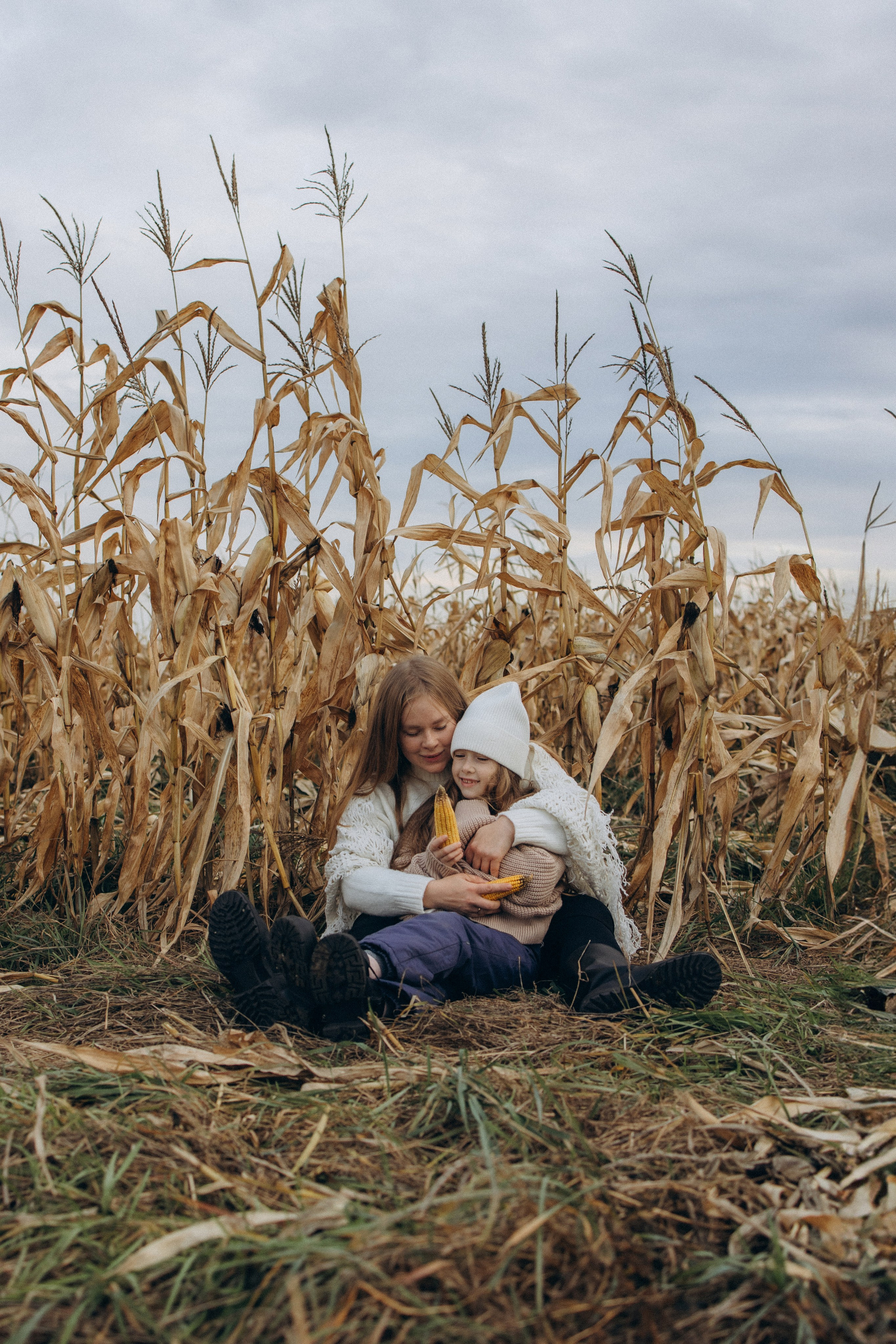 Оля, Ксюша и кукуруза. Фотограф Елена Рябцева