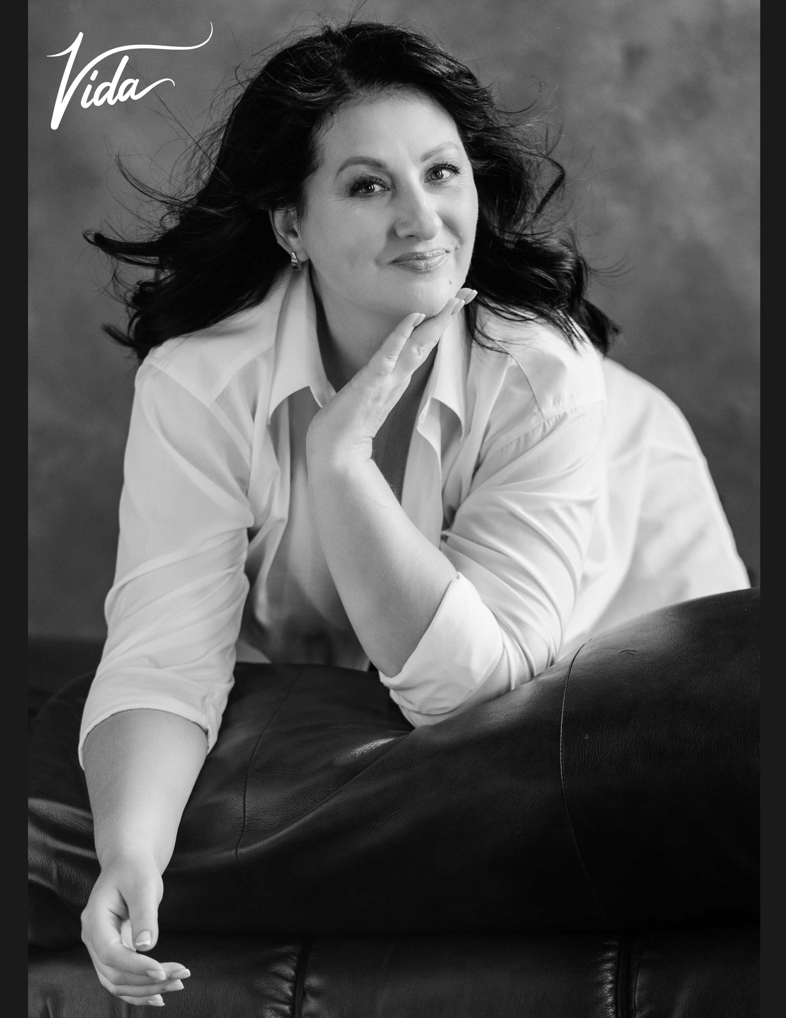 Женская фотосессия в студии для женщины которая принимает свой возраст 45+. Женский фотограф в Красноярске