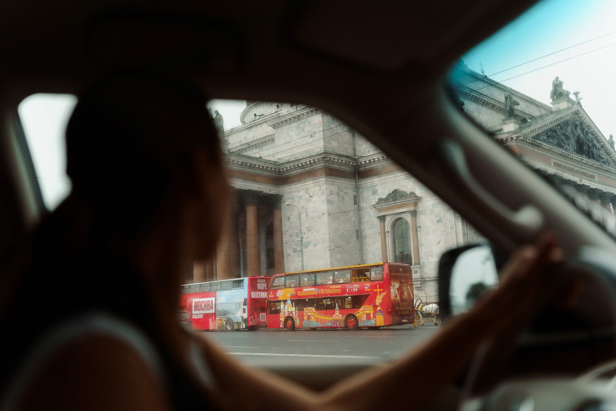 Вид на Исаакиевский собор из окна автомобиля во время свадебной поездки