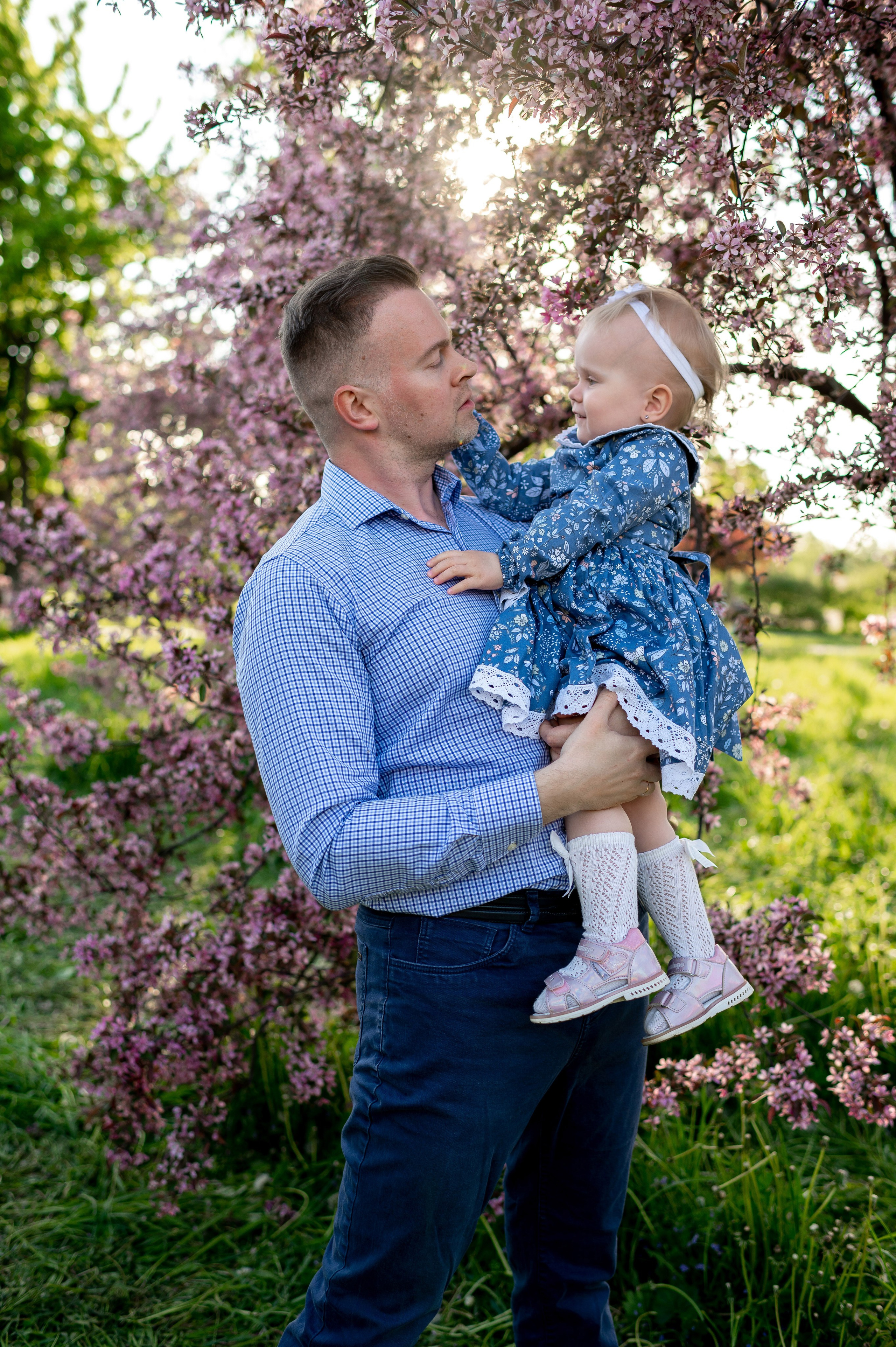 Ника и родители в розовых яблонях. Портретный, семейный и свадебный фотограф в Санкт-Петербурге и в Пушкине Ширяев Денис