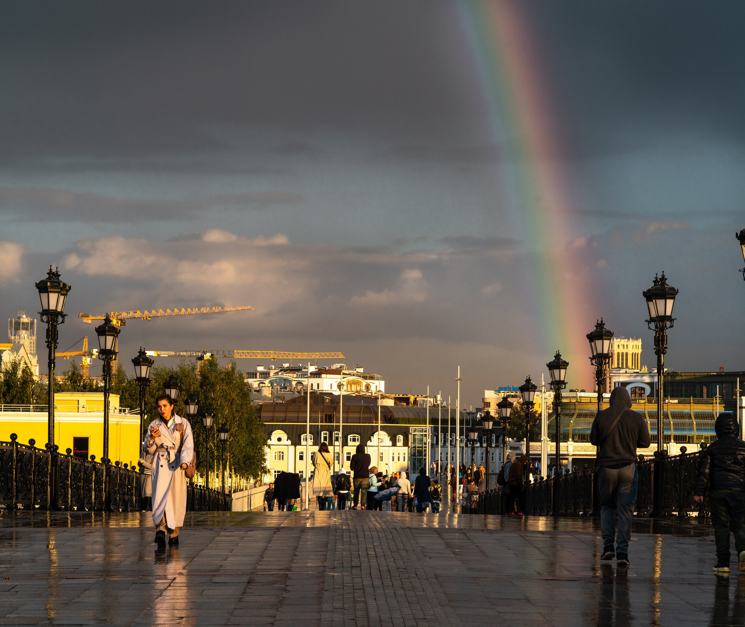 УЛИЦЫ. ПОБУДЬ ЗДЕСЬ И ЦЕЛЕЕ БУДЕТ ЭТОТ МИР