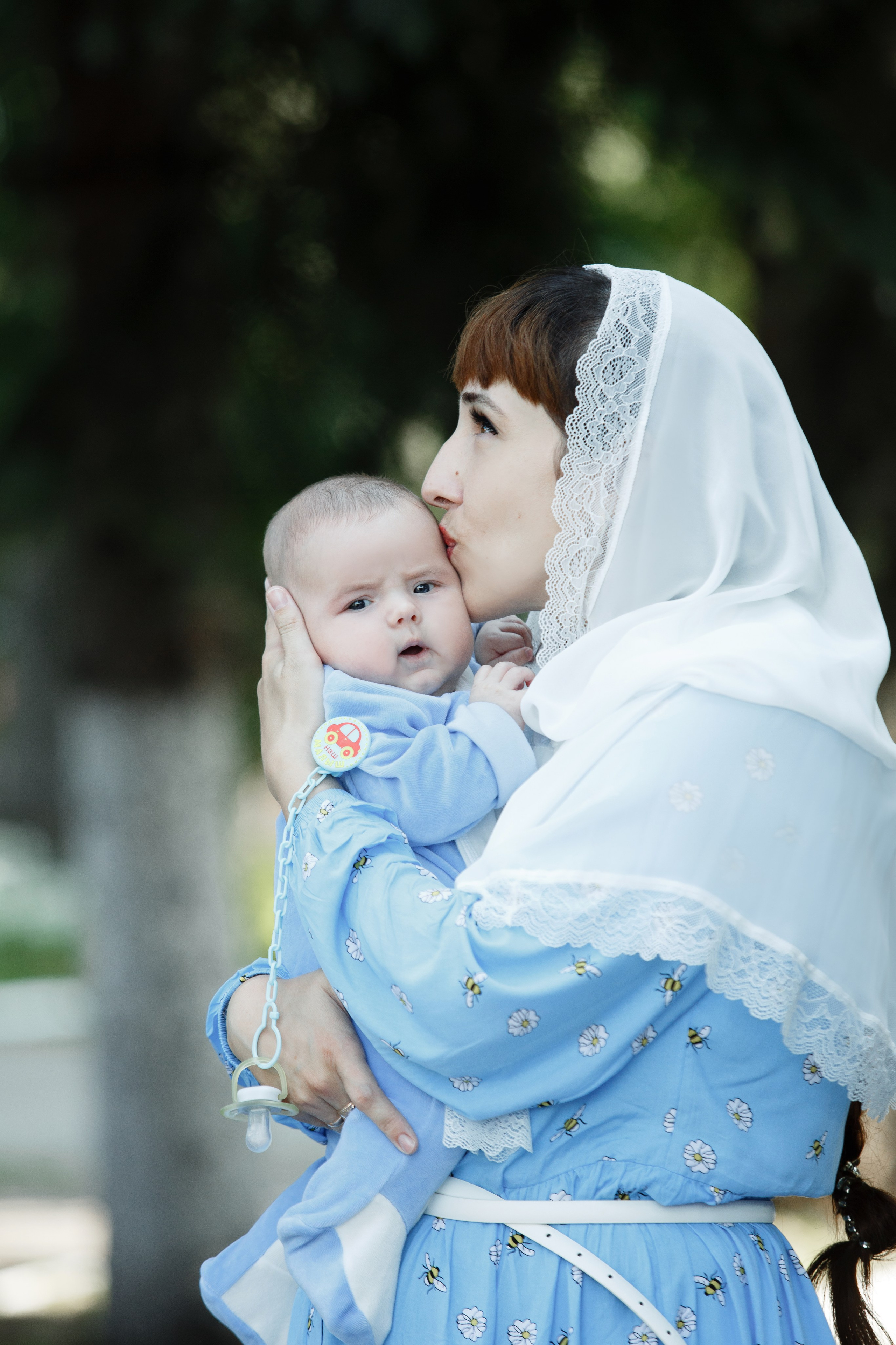 мама с малышом перед таинством